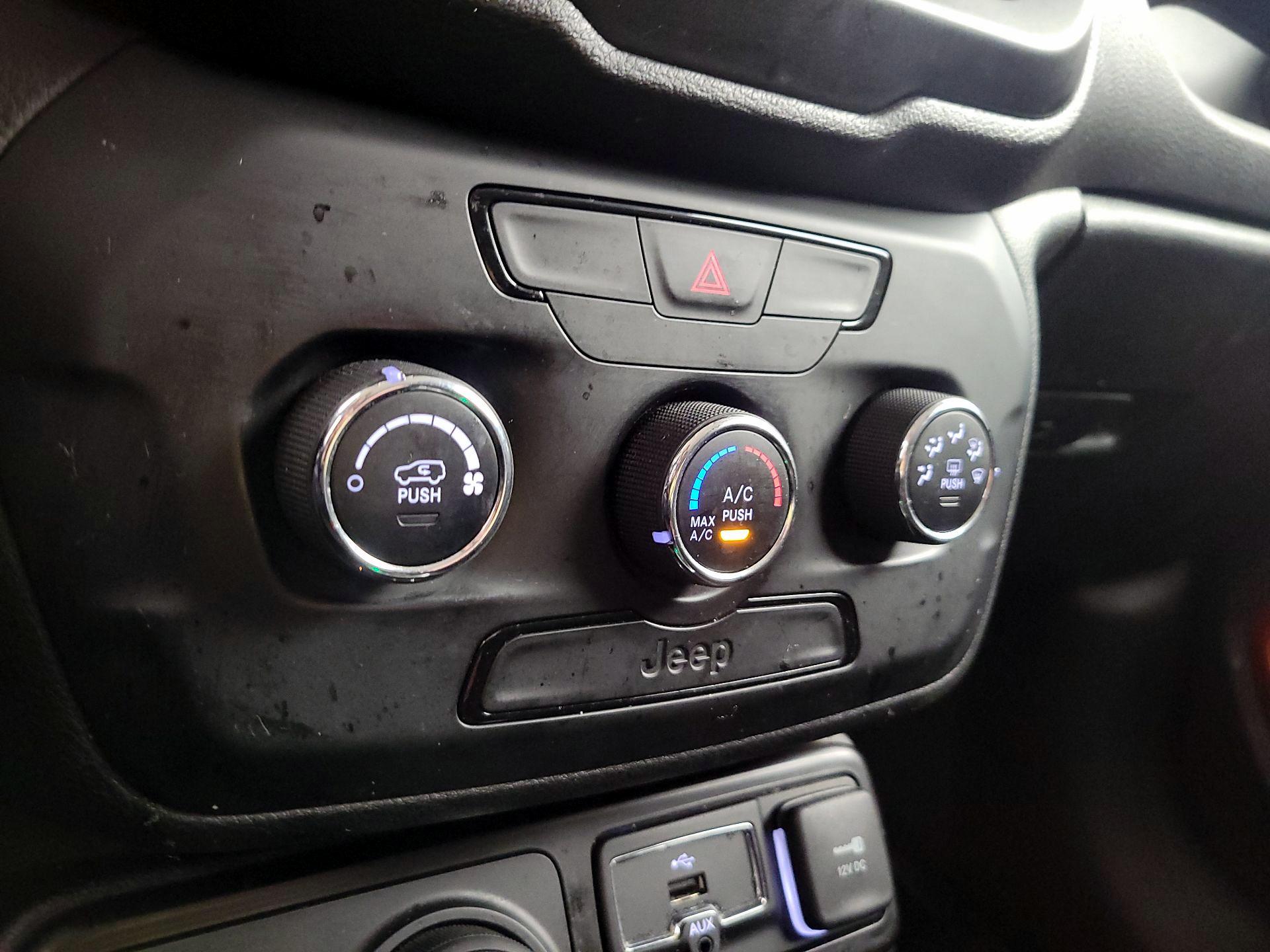 Thumbnail: 2020 Jeep Renegade - 17