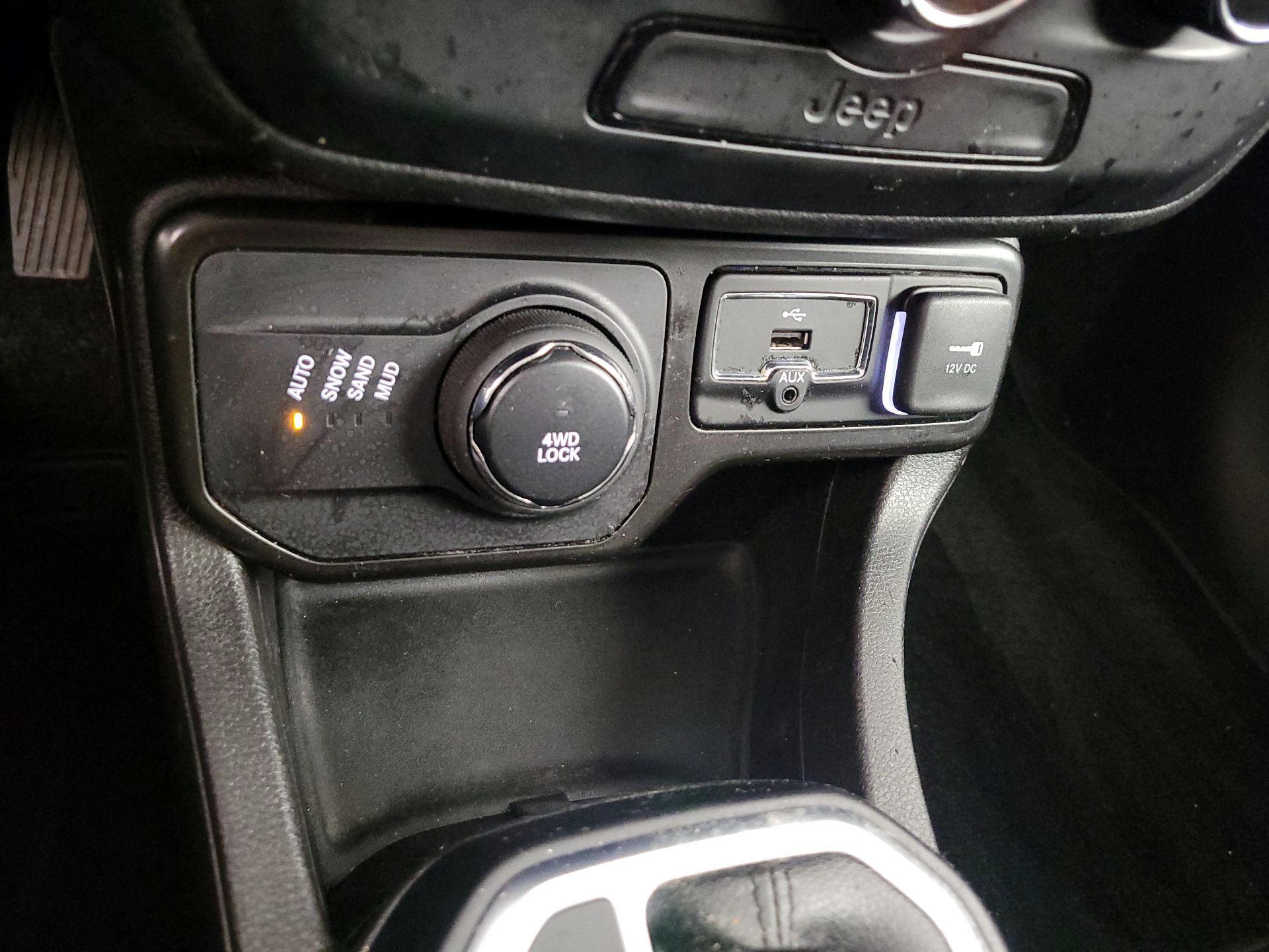 Thumbnail: 2020 Jeep Renegade - 19