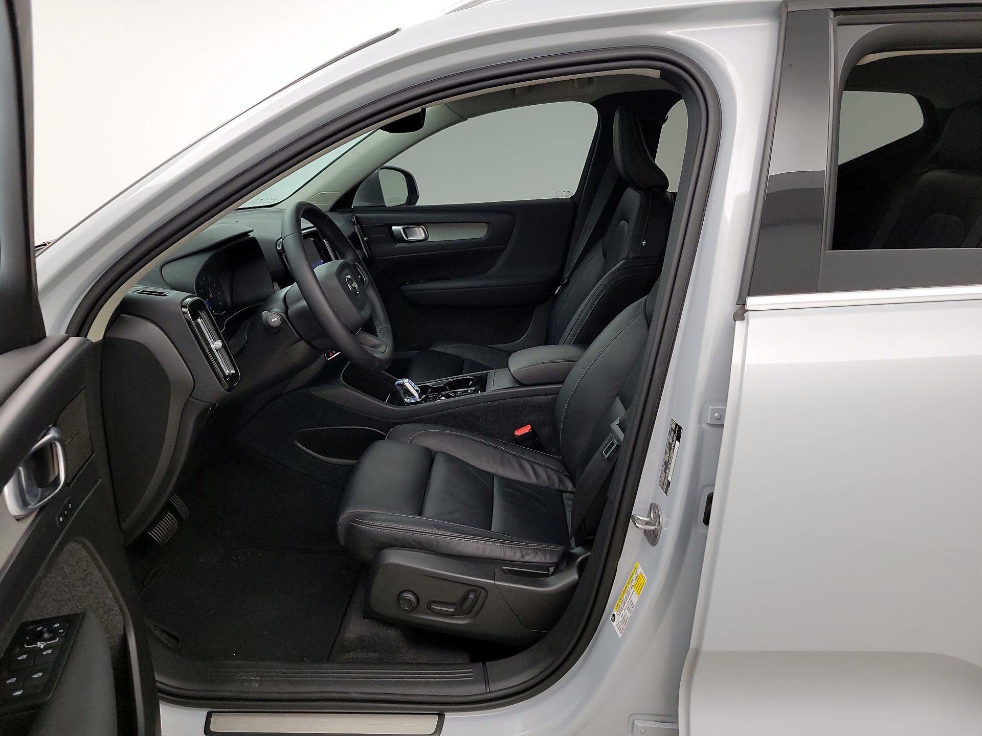 Thumbnail: 2022 Volvo XC40 - 11