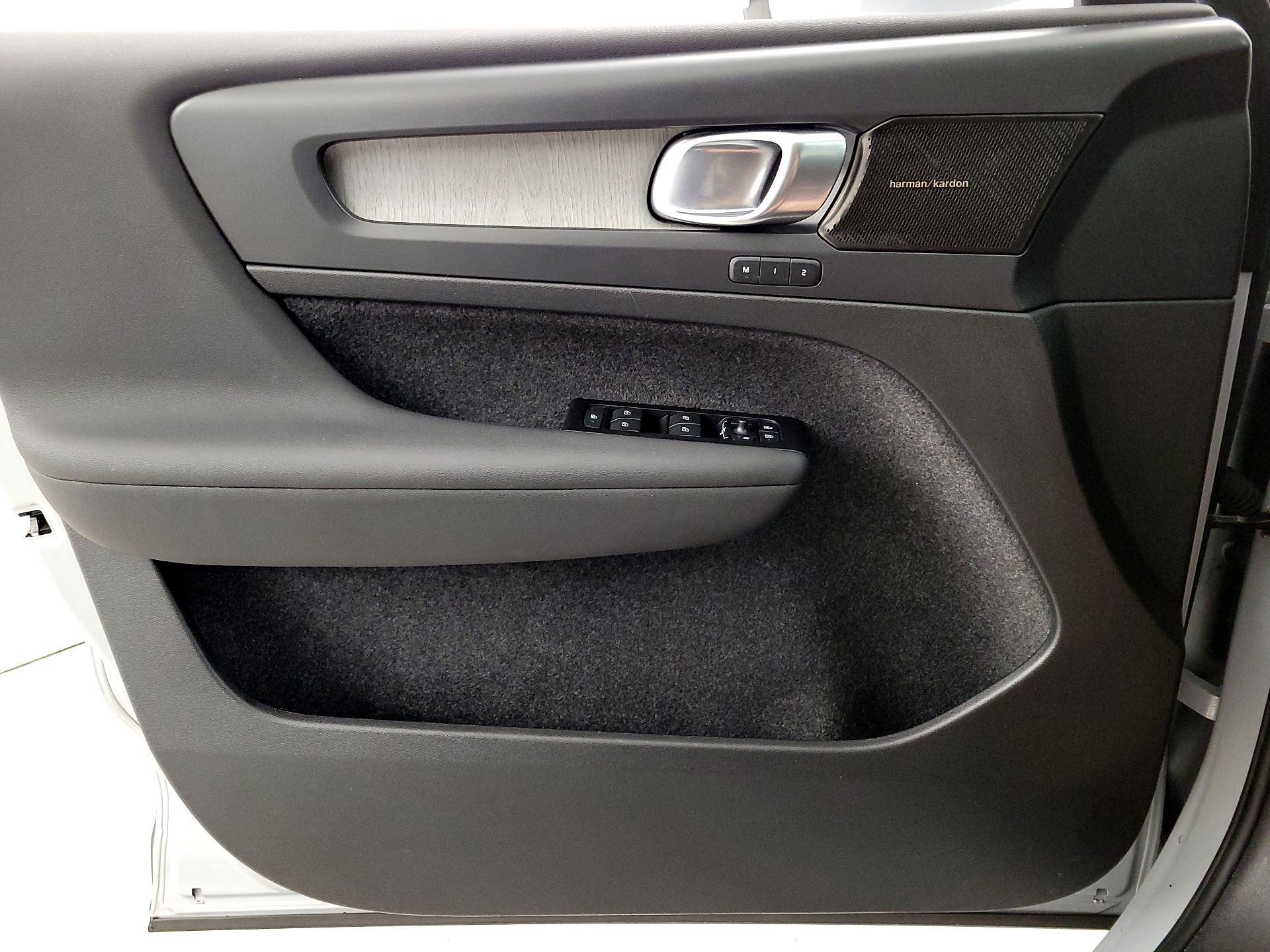 Thumbnail: 2022 Volvo XC40 - 12