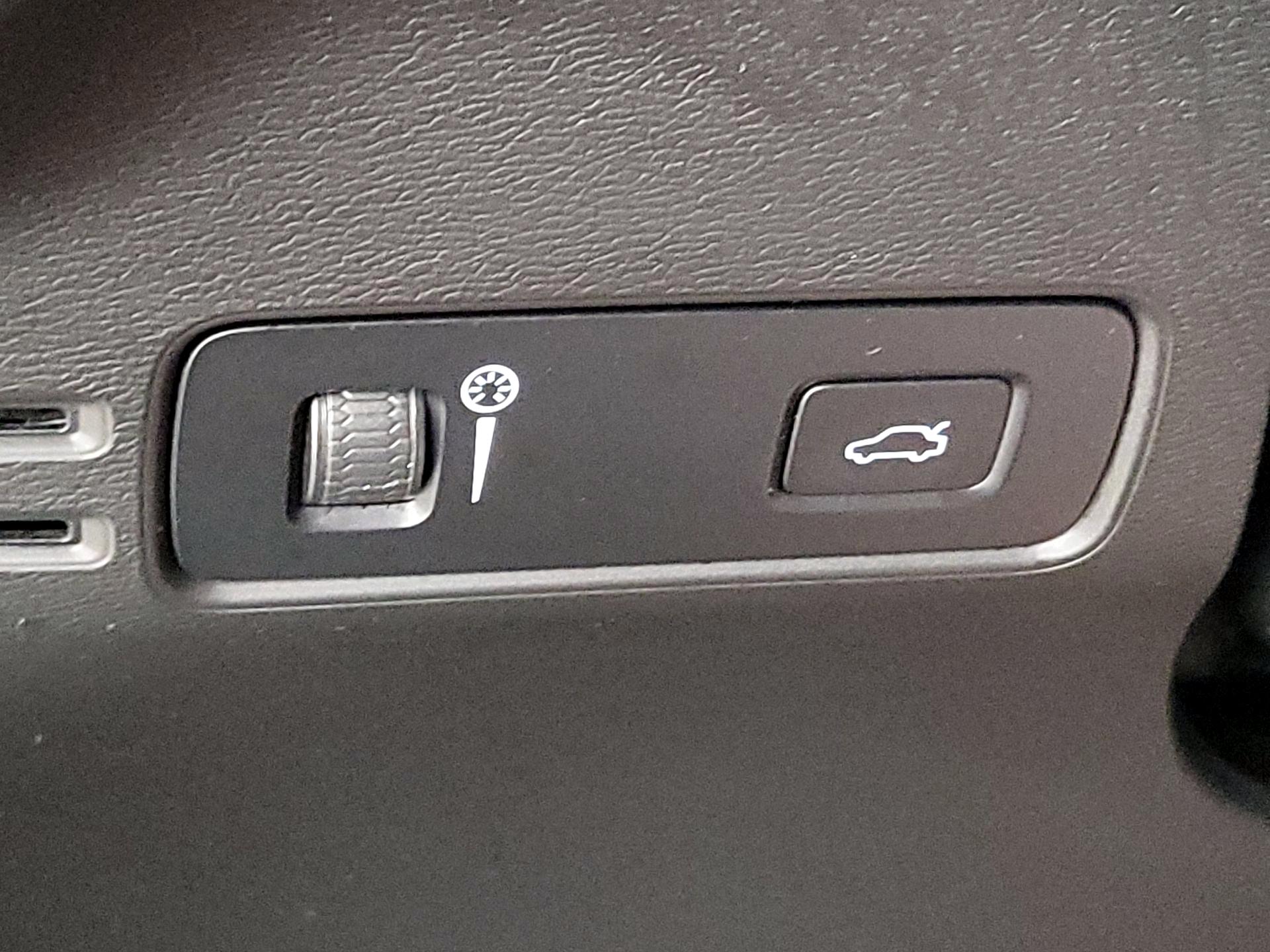 Thumbnail: 2022 Volvo XC40 - 13