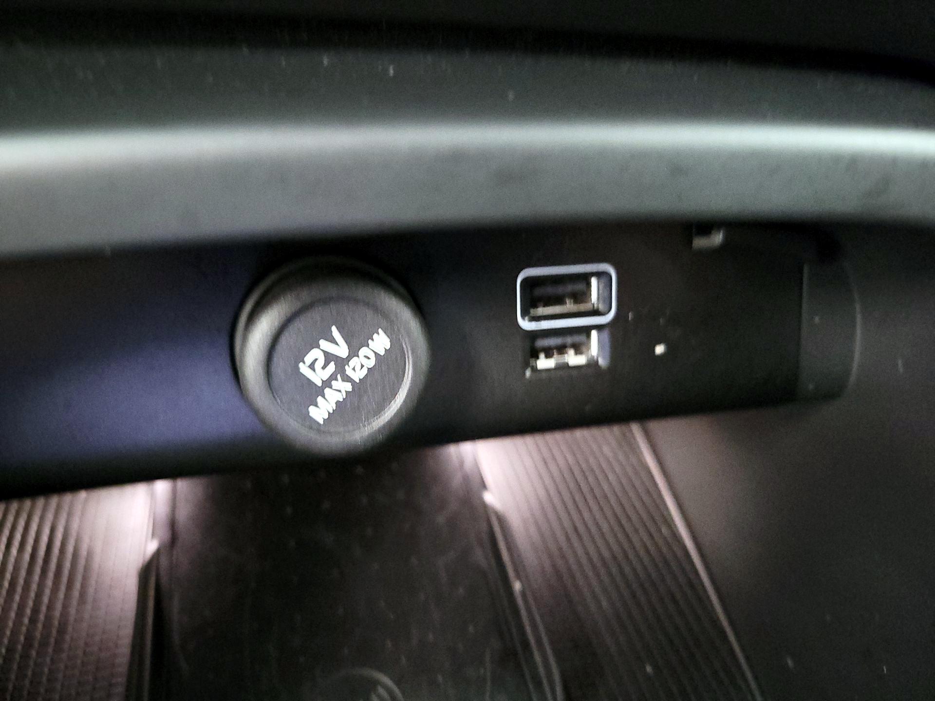 Thumbnail: 2022 Volvo XC40 - 19