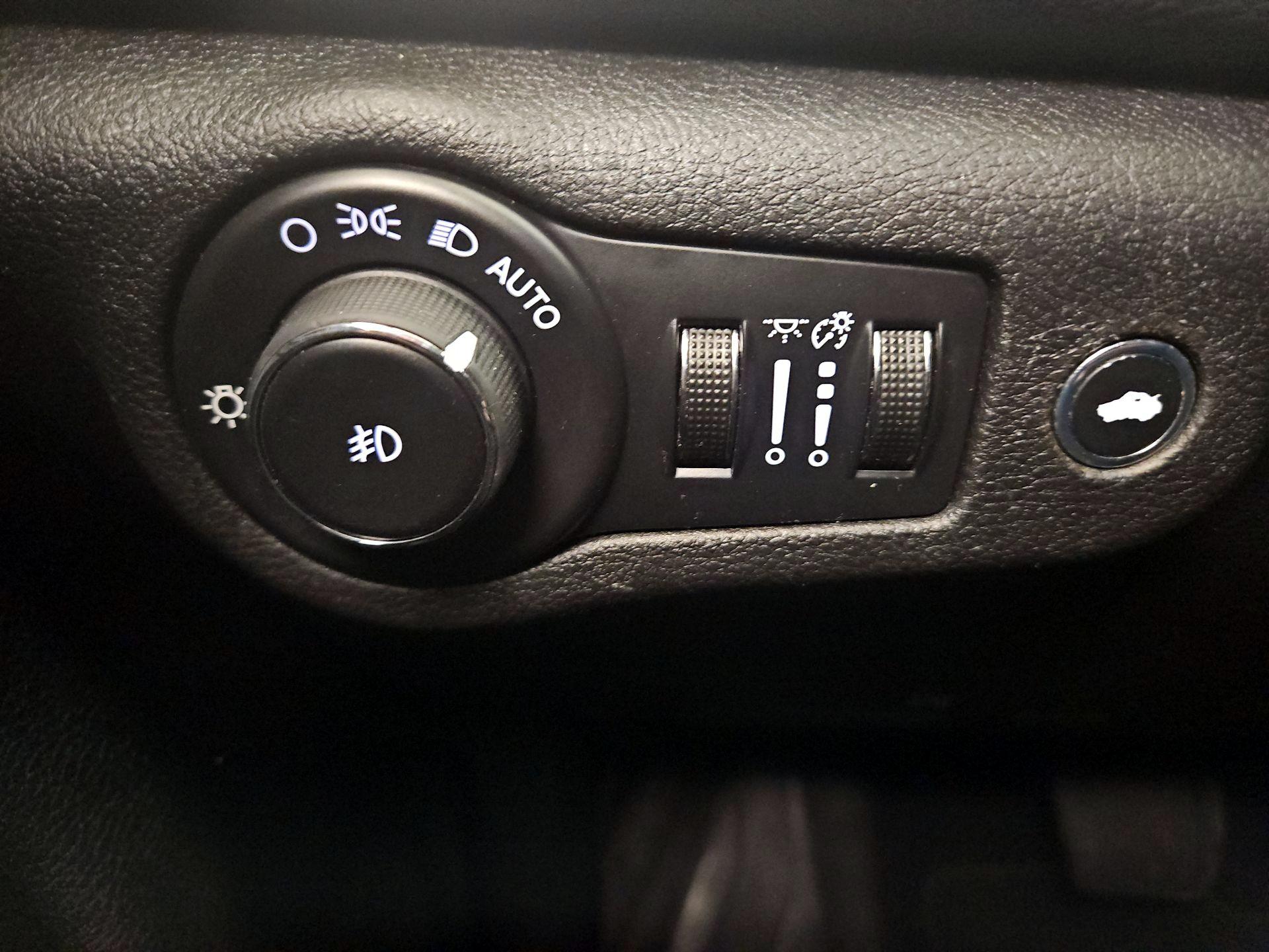 Thumbnail: 2015 Chrysler 200 - 13