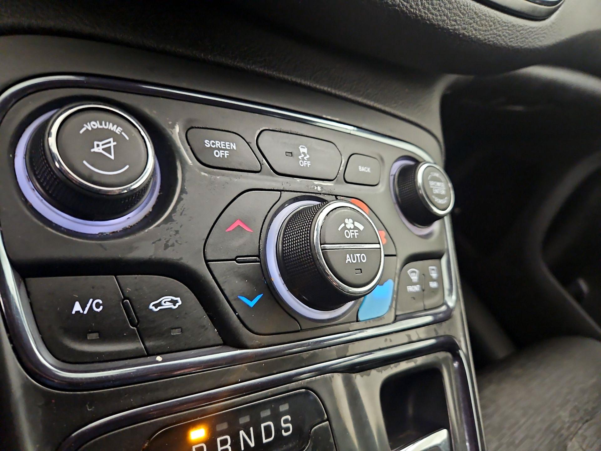 Thumbnail: 2015 Chrysler 200 - 17