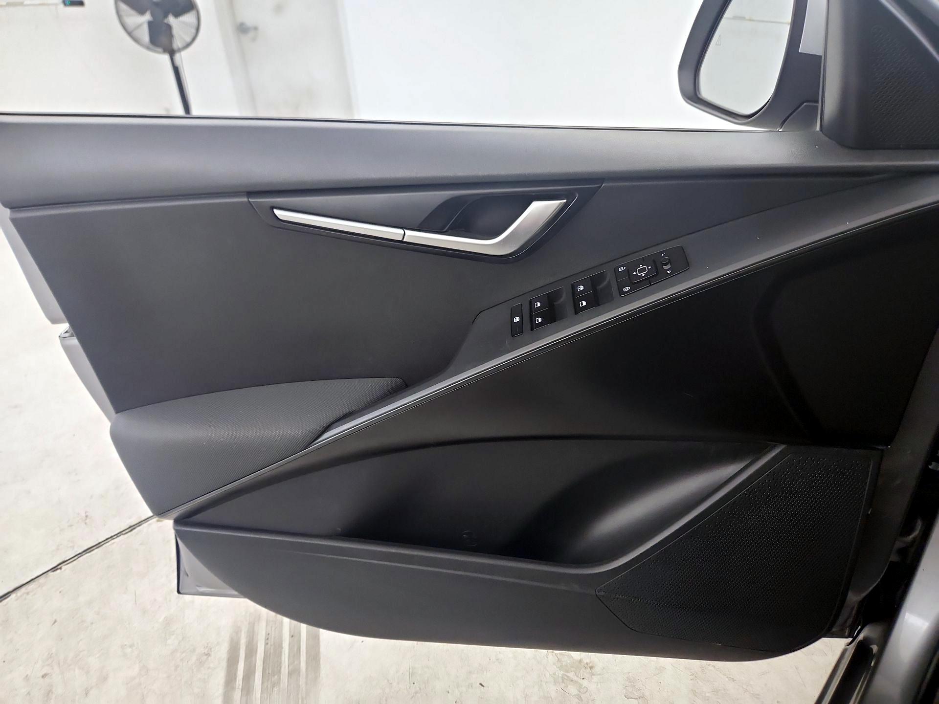 Thumbnail: 2023 Kia Niro - 12