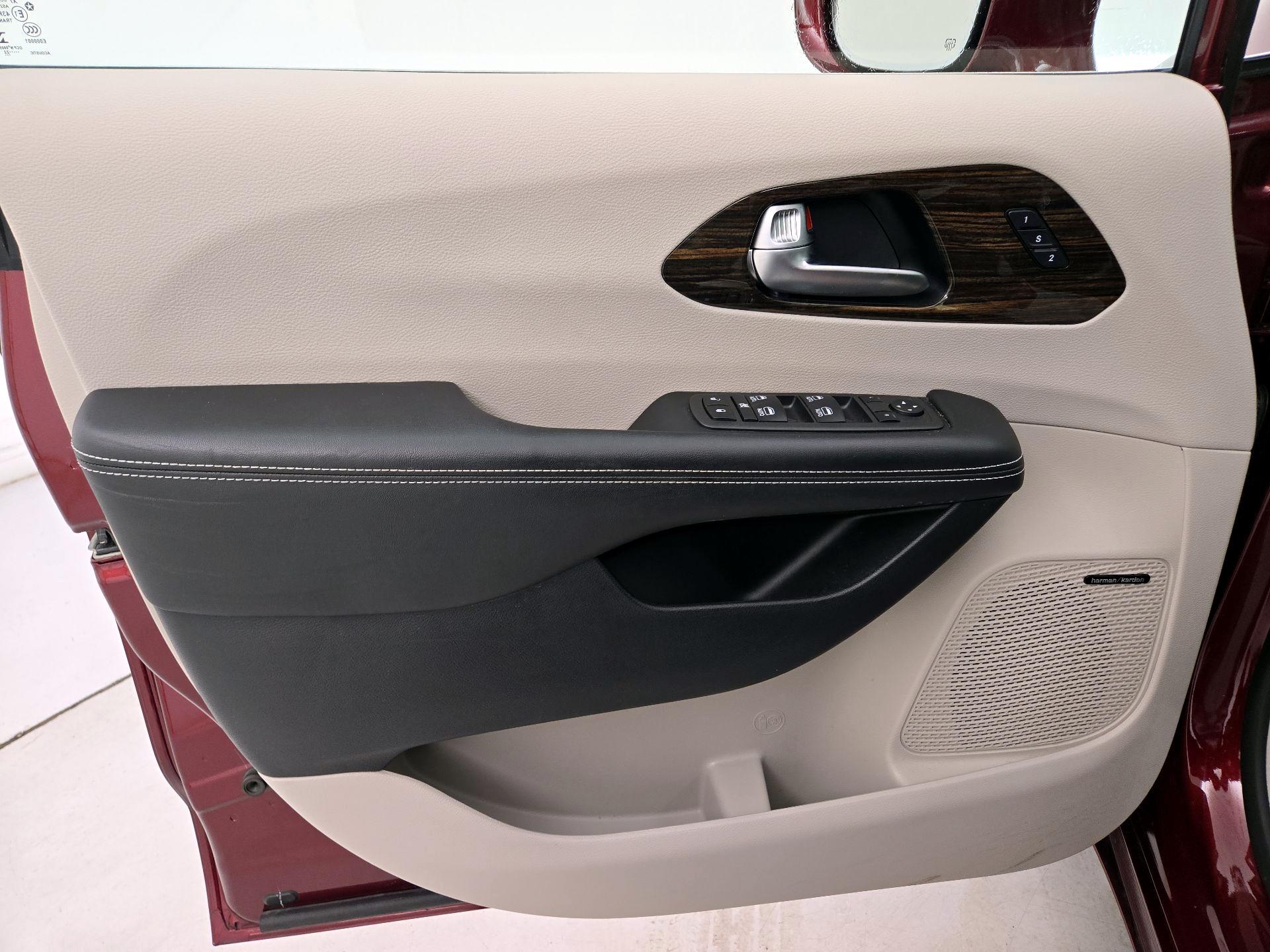 Thumbnail: 2022 Chrysler Pacifica - 12