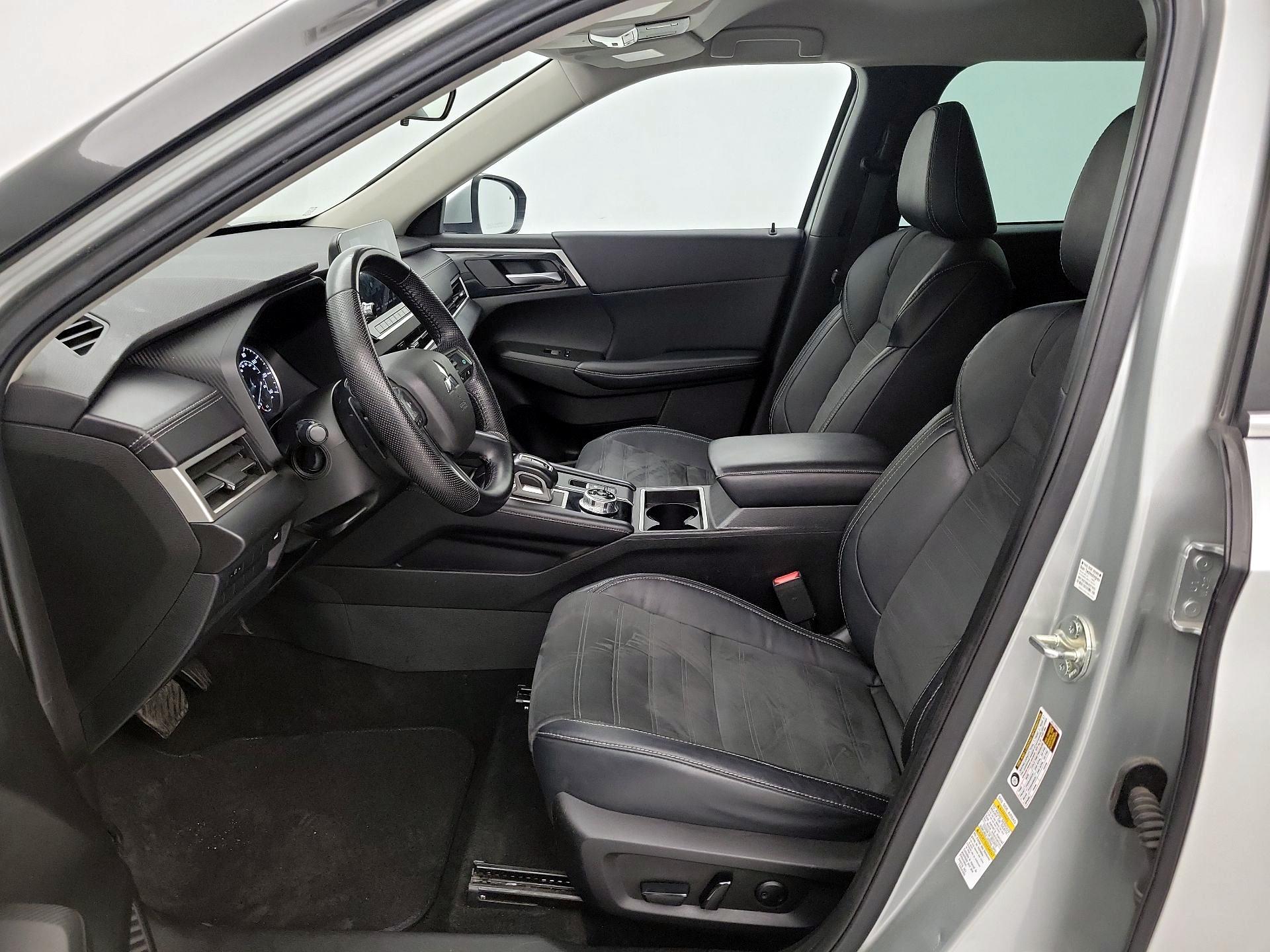 Thumbnail: 2023 Mitsubishi Outlander - 11