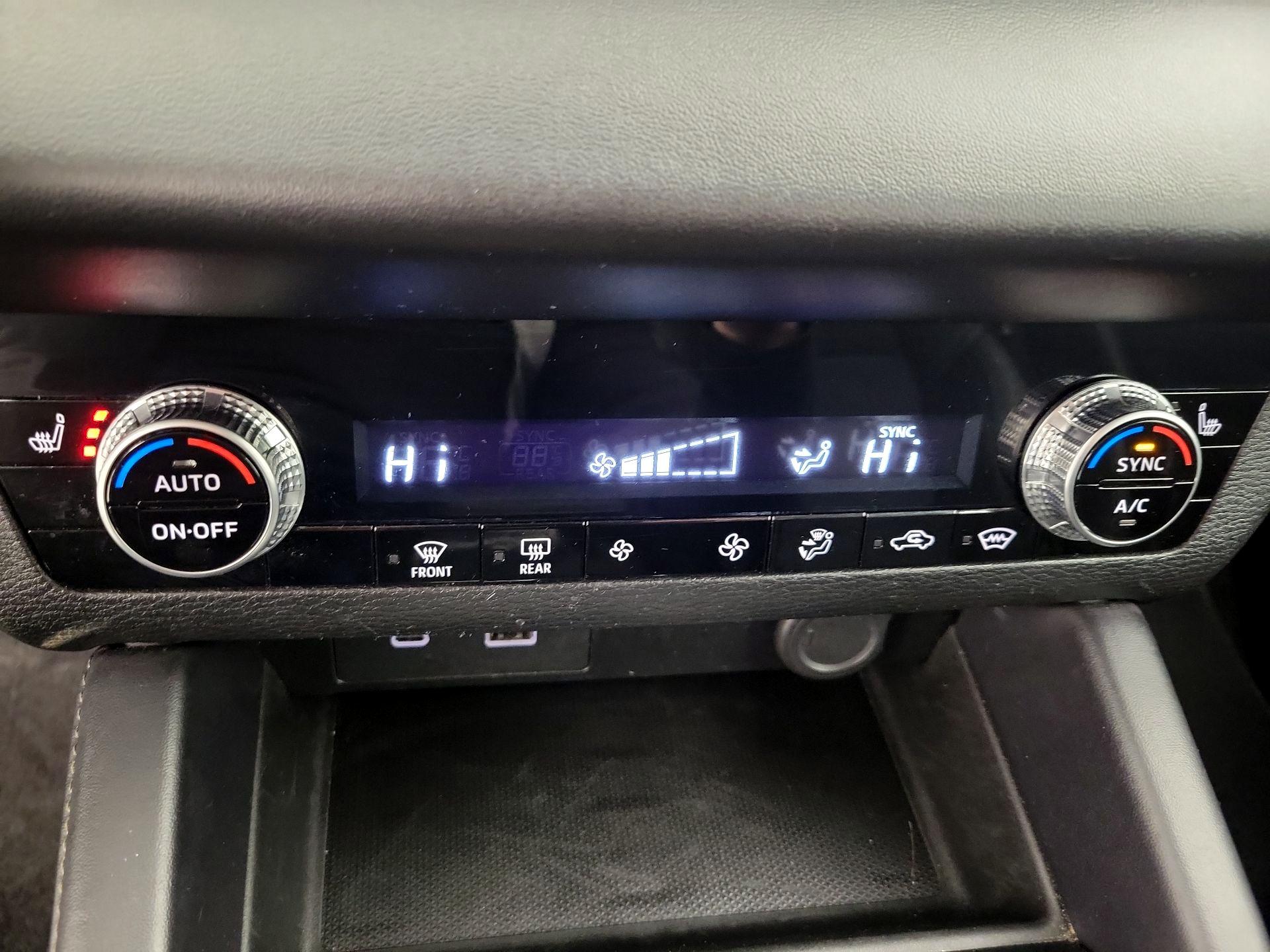 Thumbnail: 2023 Mitsubishi Outlander - 17