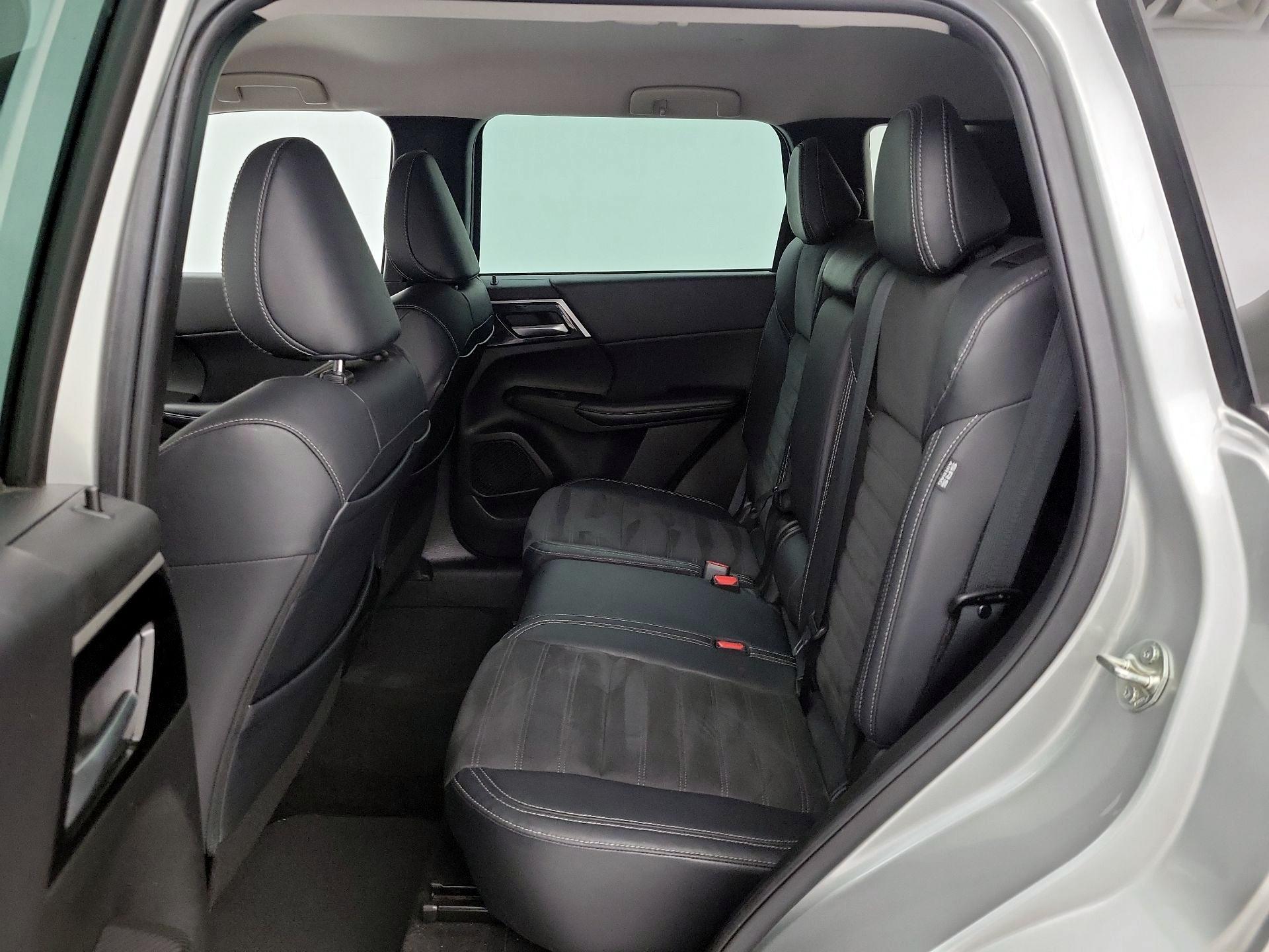 Thumbnail: 2023 Mitsubishi Outlander - 20