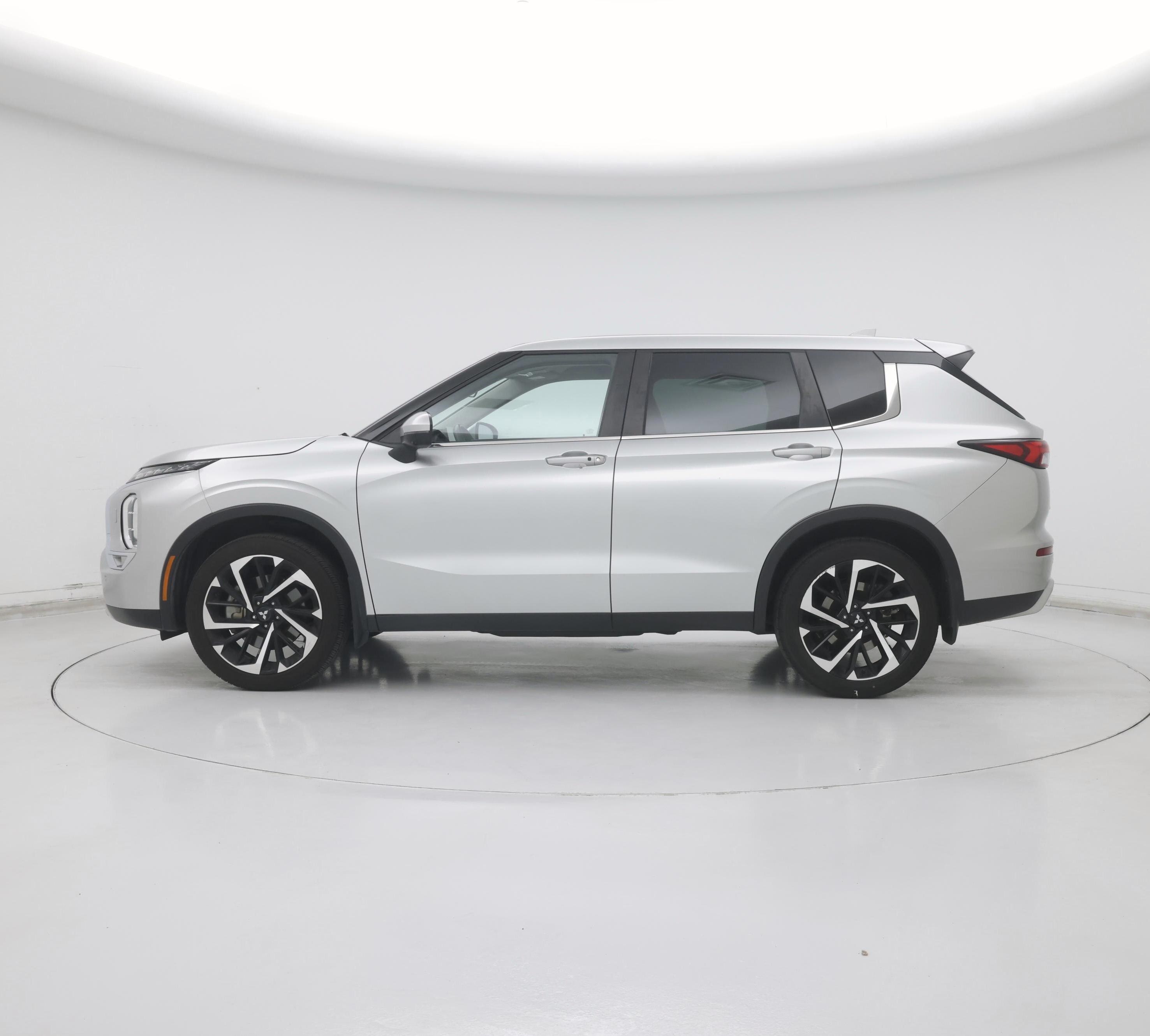 Thumbnail: 2023 Mitsubishi Outlander - 3