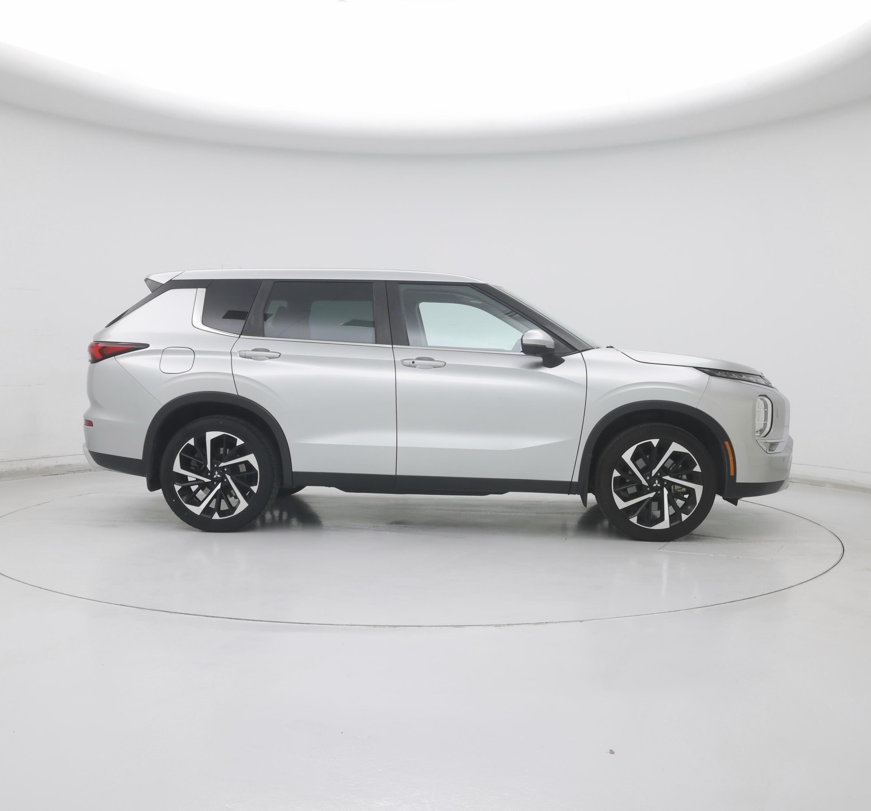 Thumbnail: 2023 Mitsubishi Outlander - 7