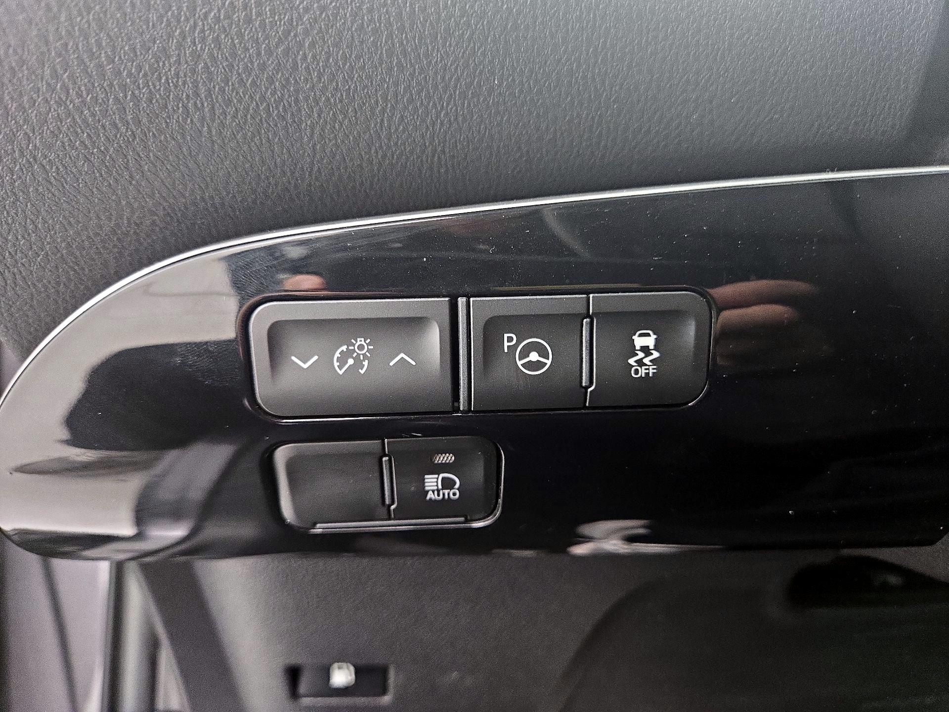 Thumbnail: 2022 Toyota Prius - 13