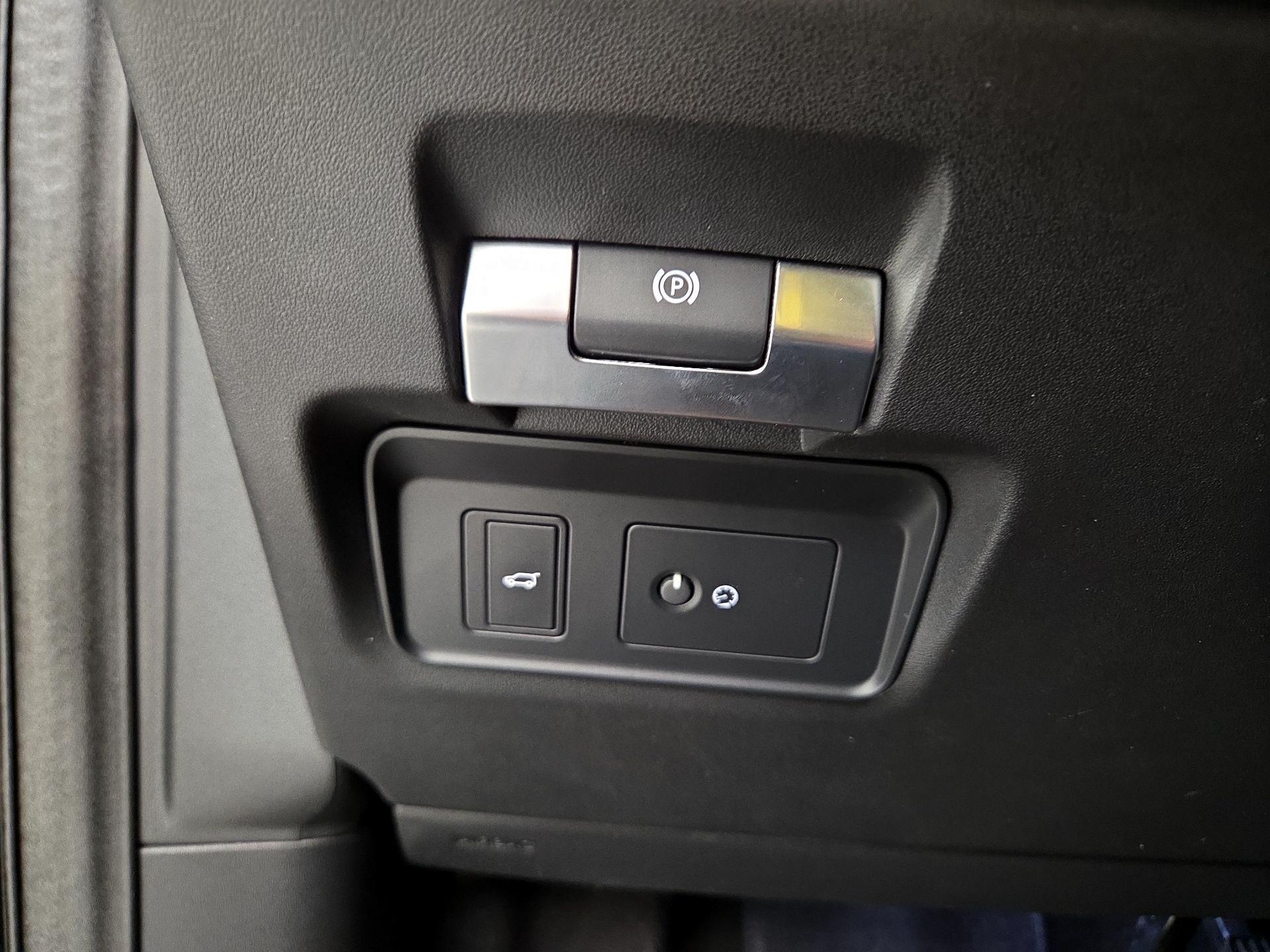 Thumbnail: 2021 Land Rover Discovery Sport - 13