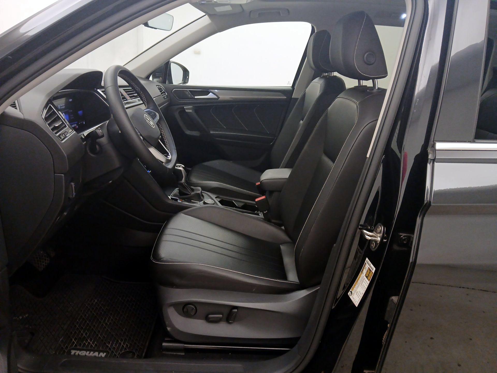 Thumbnail: 2022 Volkswagen Tiguan - 11