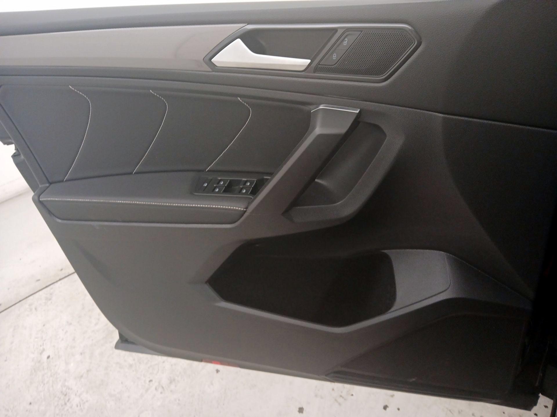 Thumbnail: 2022 Volkswagen Tiguan - 12