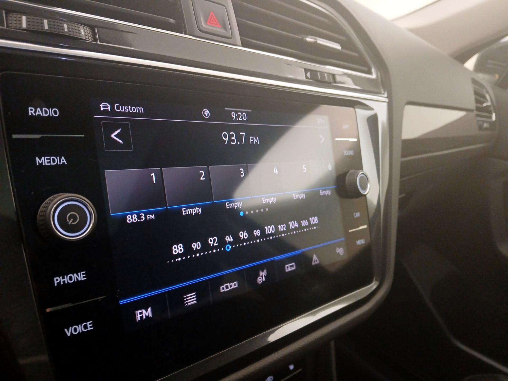 Thumbnail: 2022 Volkswagen Tiguan - 15