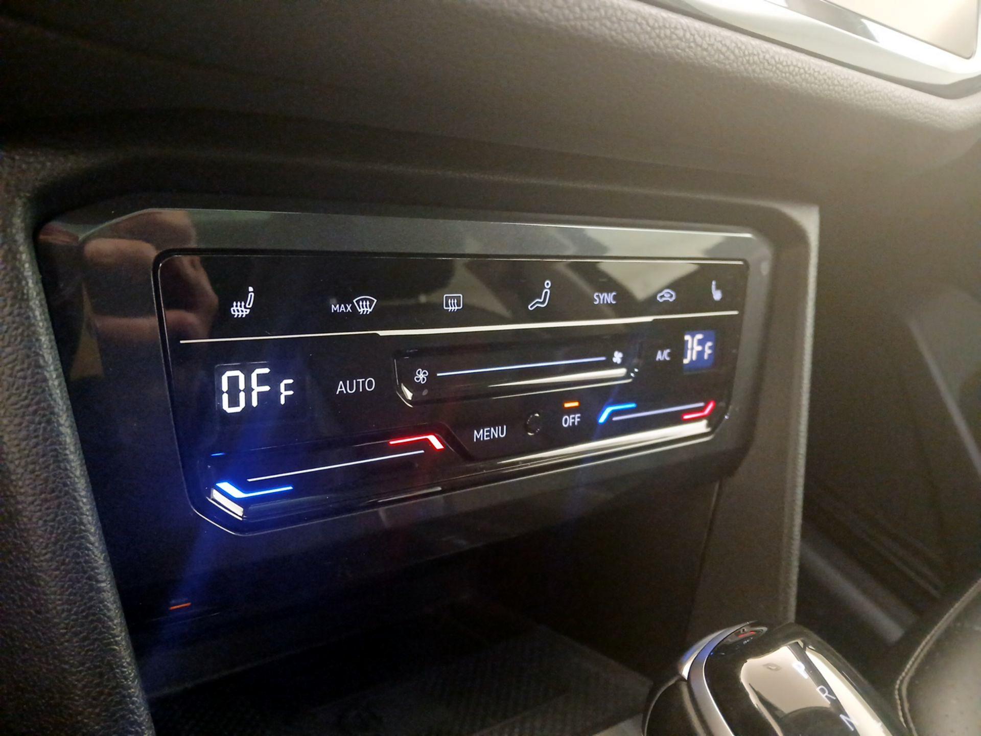 Thumbnail: 2022 Volkswagen Tiguan - 16