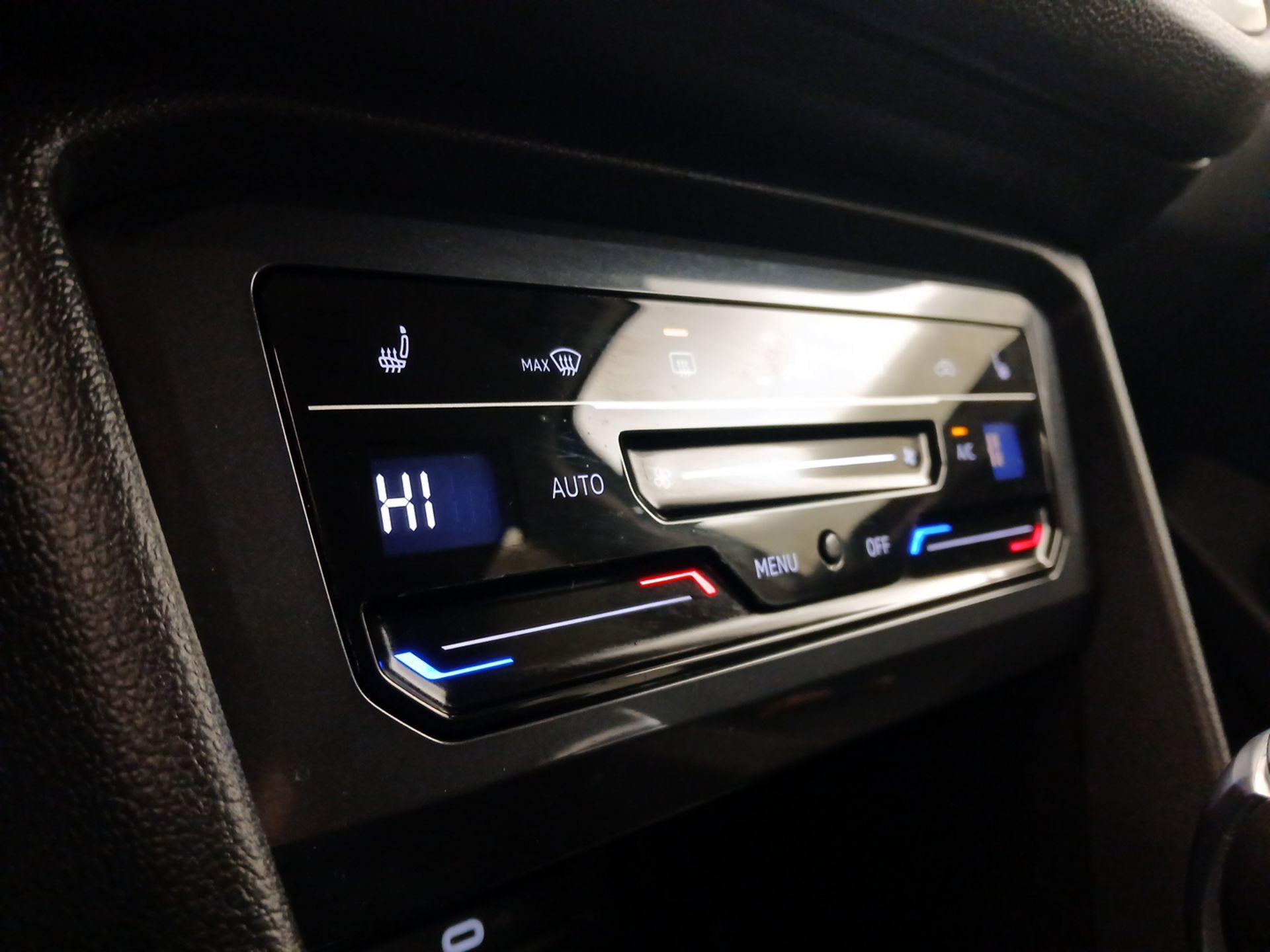 Thumbnail: 2022 Volkswagen Tiguan - 16