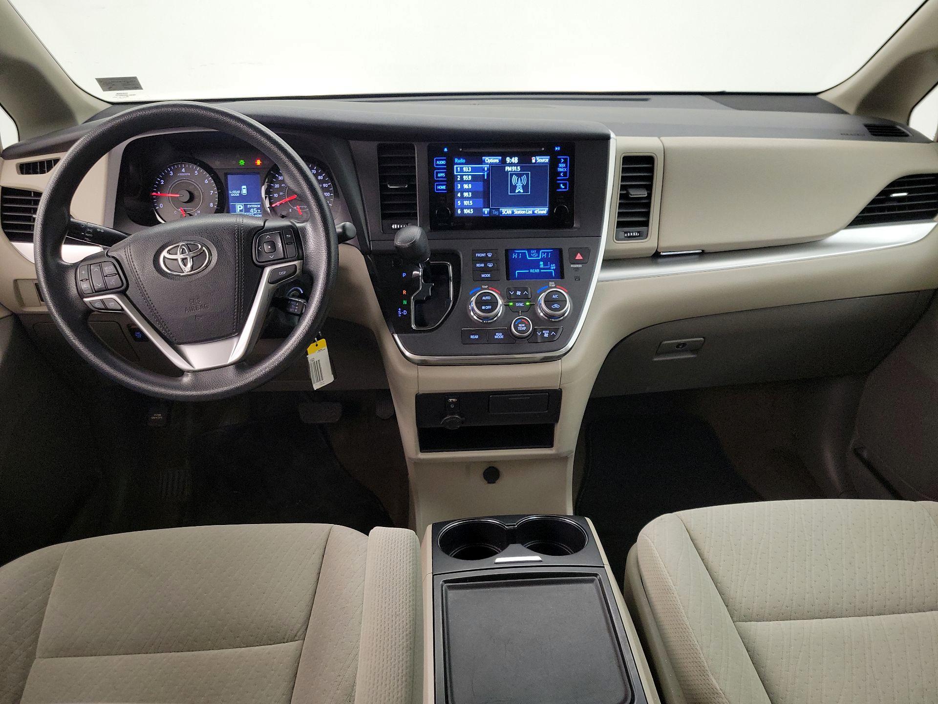 Thumbnail: 2017 Toyota Sienna - 9