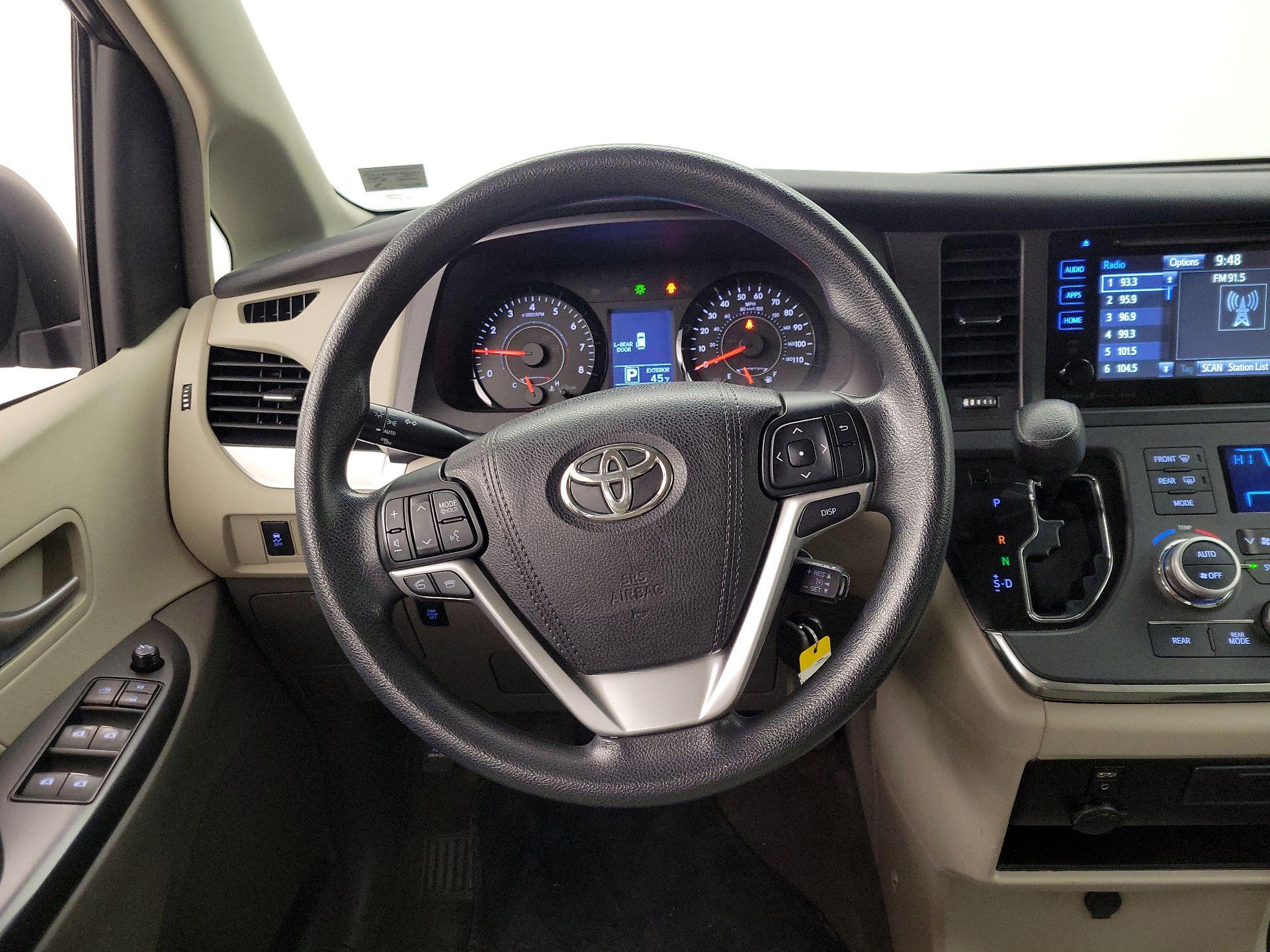 Thumbnail: 2017 Toyota Sienna - 10