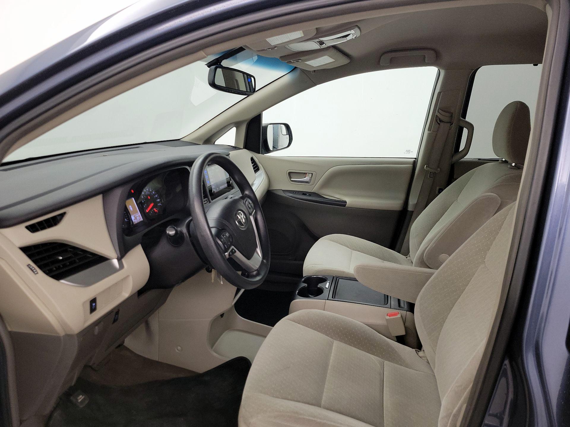 Thumbnail: 2017 Toyota Sienna - 11