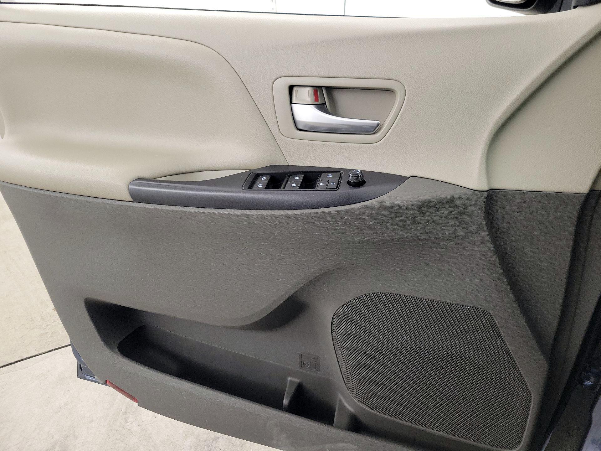 Thumbnail: 2017 Toyota Sienna - 12