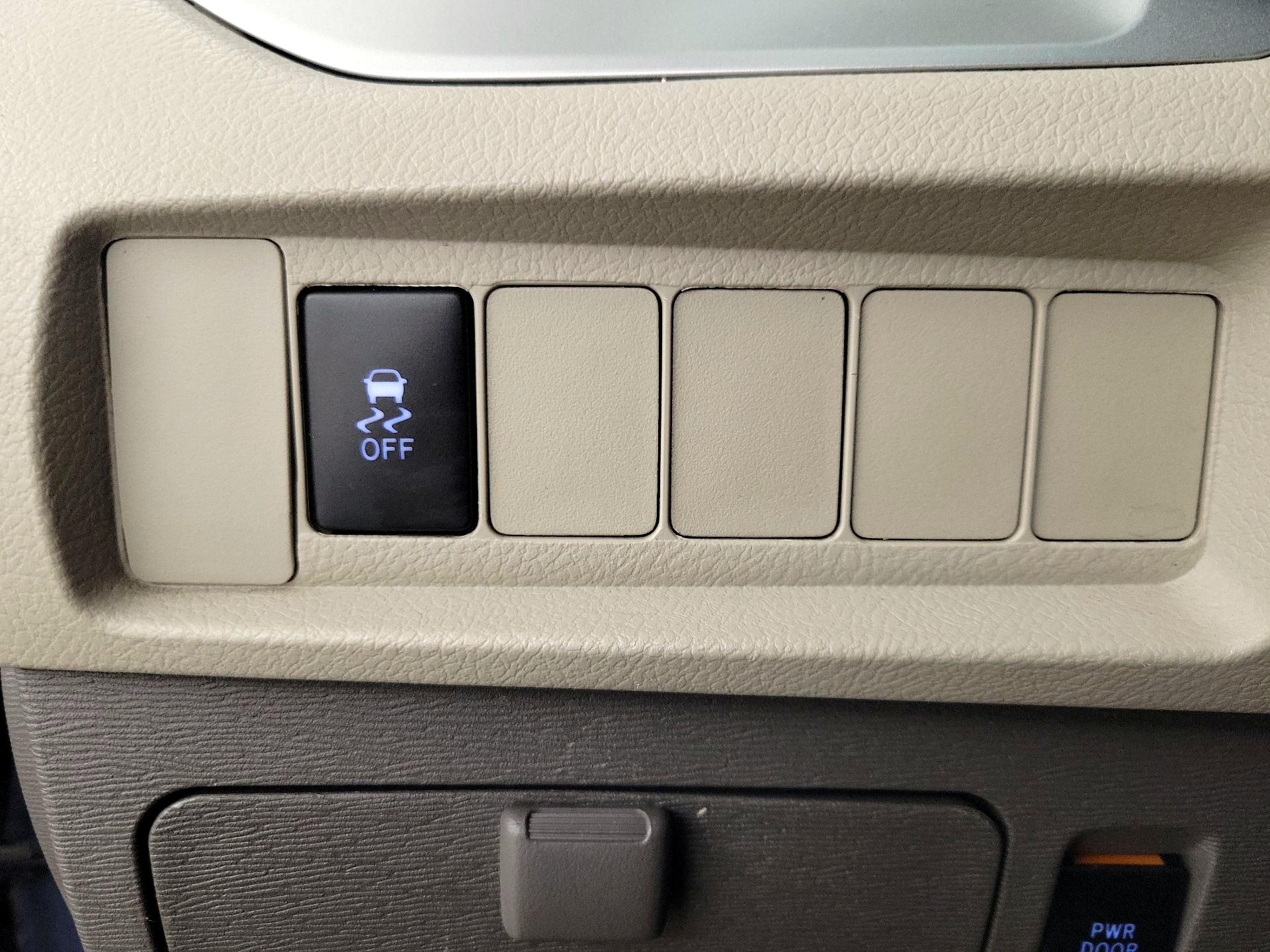 Thumbnail: 2017 Toyota Sienna - 13