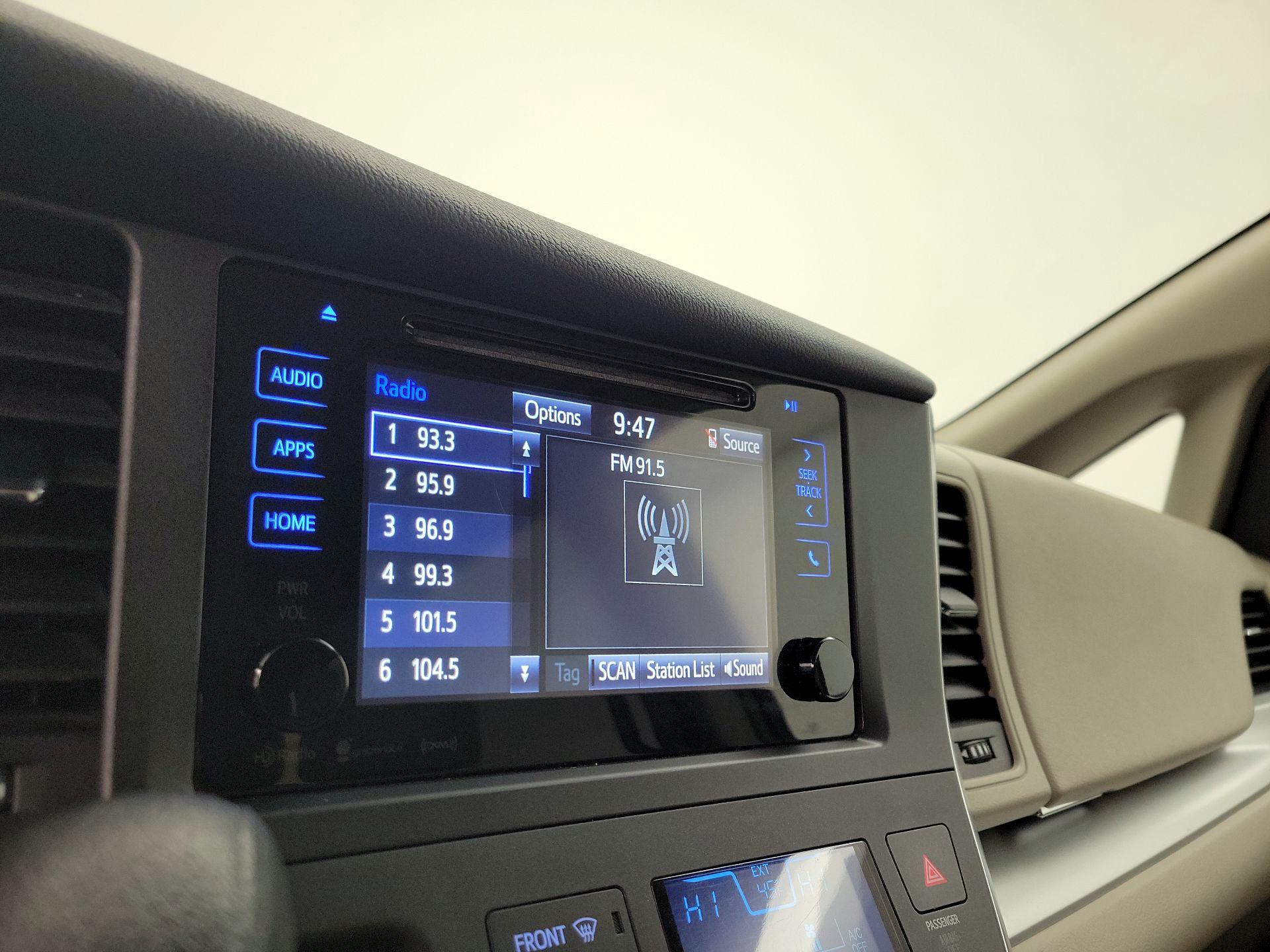 Thumbnail: 2017 Toyota Sienna - 15