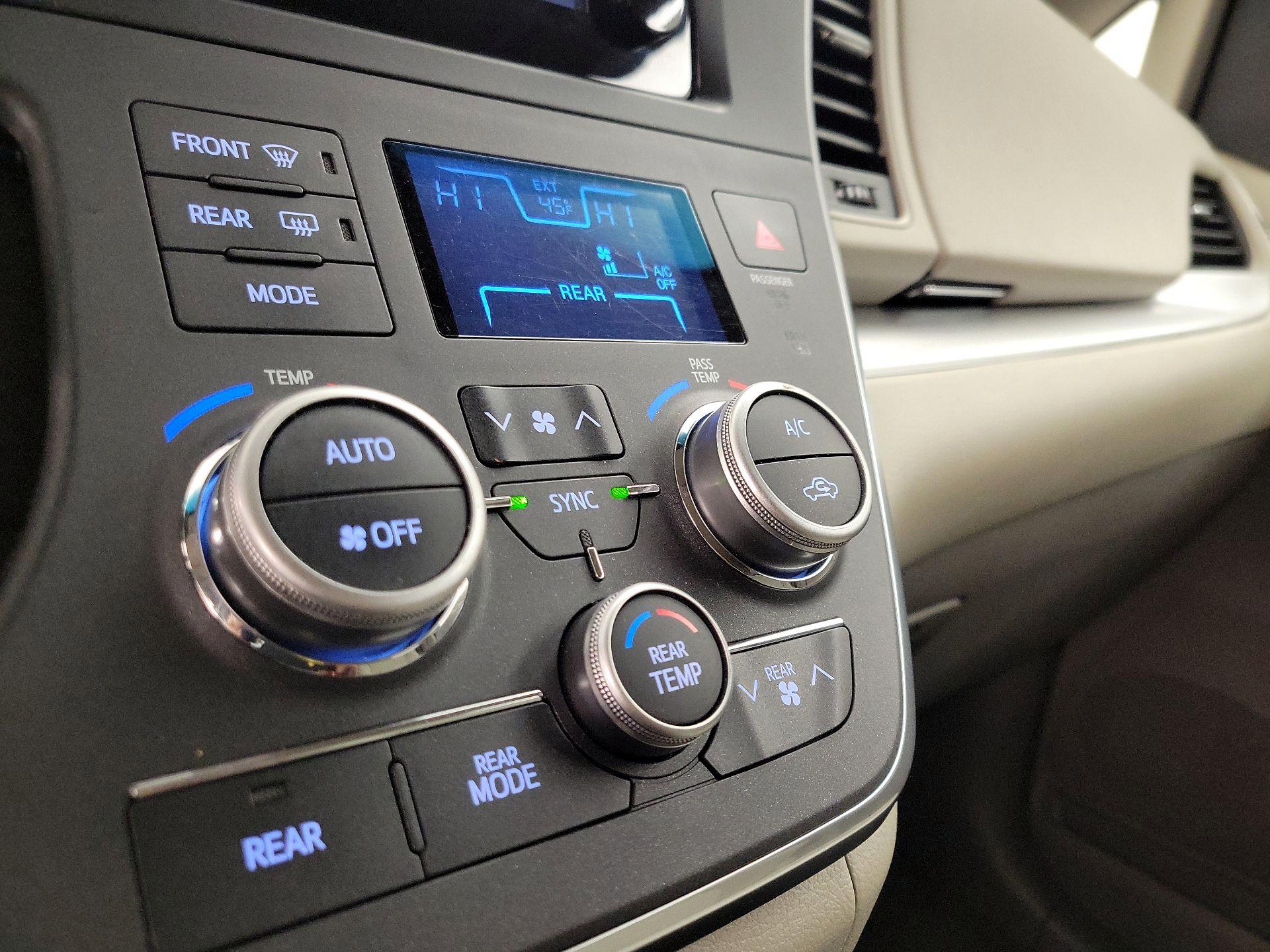 Thumbnail: 2017 Toyota Sienna - 16