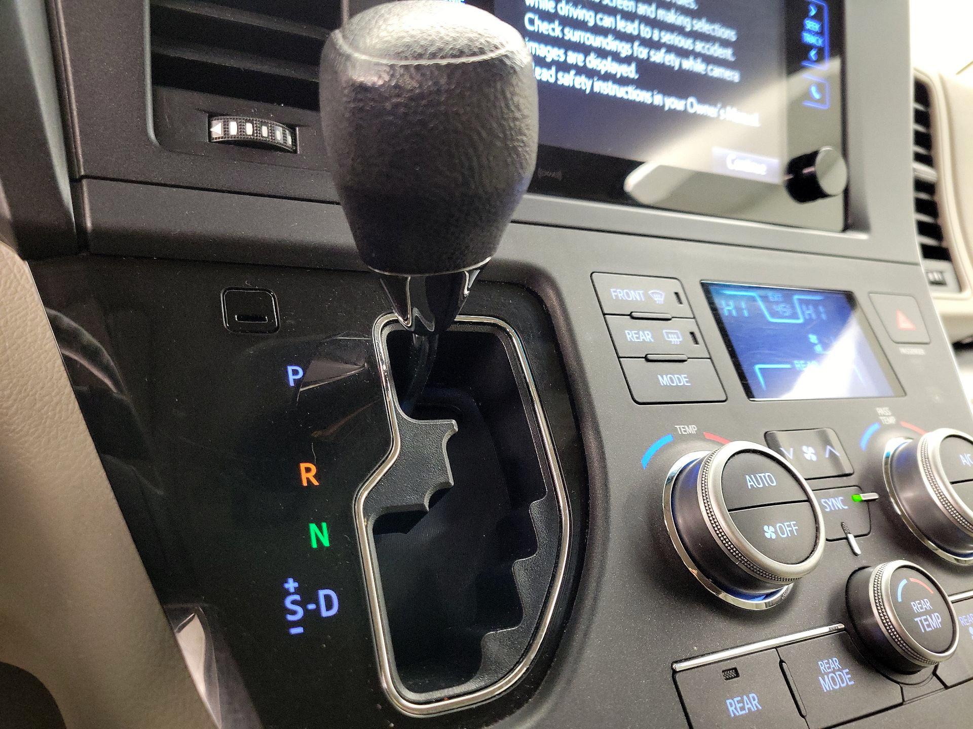 Thumbnail: 2017 Toyota Sienna - 17