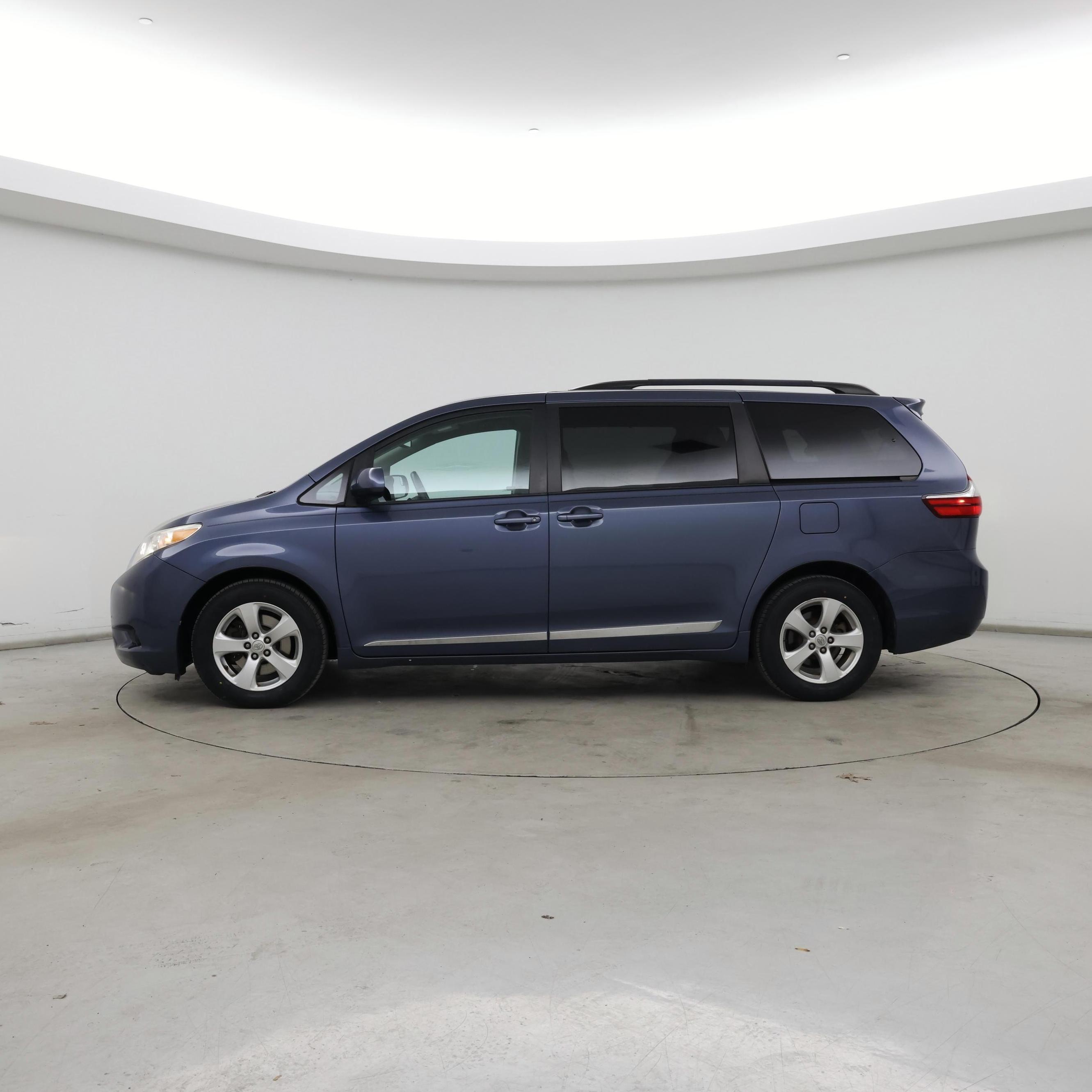 Thumbnail: 2017 Toyota Sienna - 3