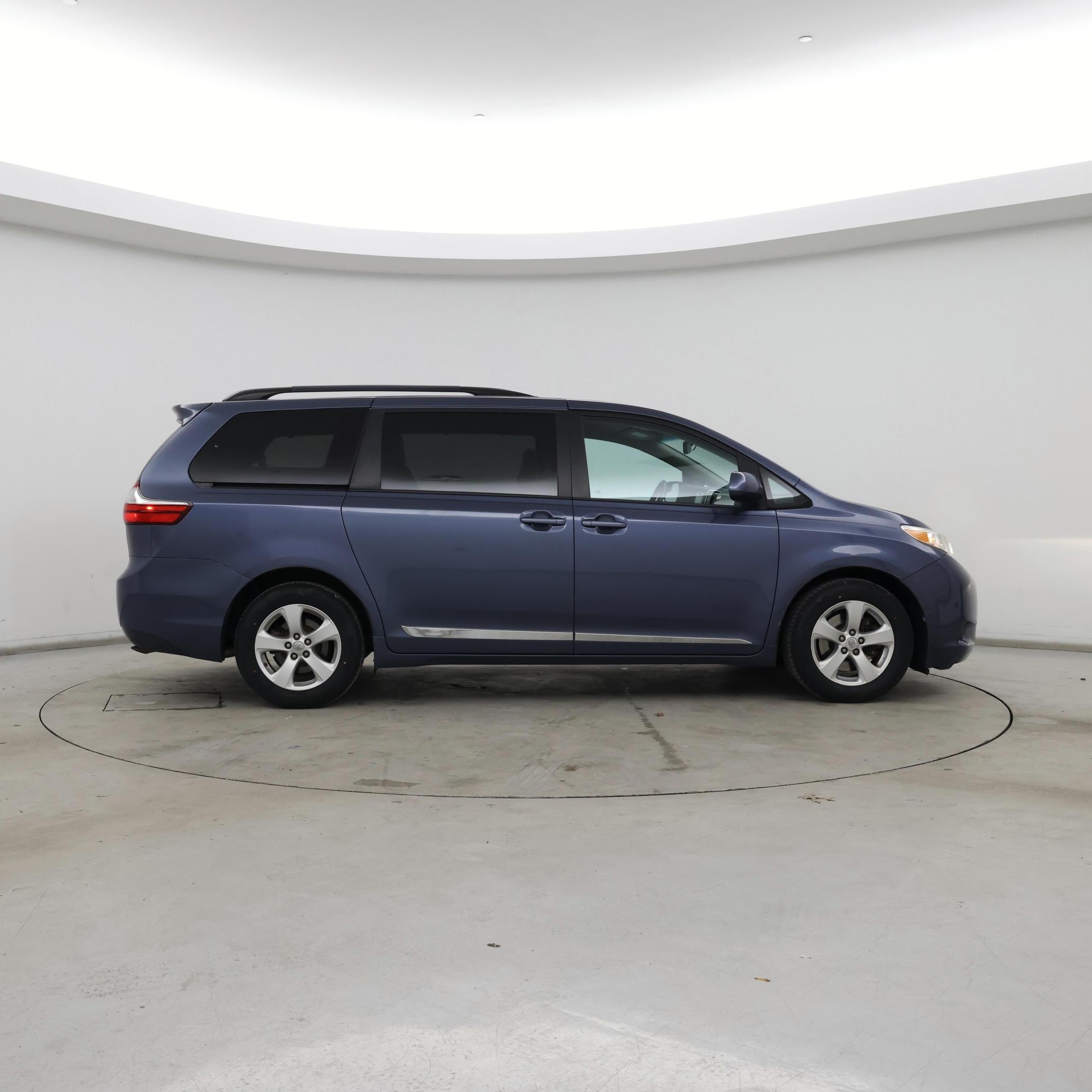 Thumbnail: 2017 Toyota Sienna - 7