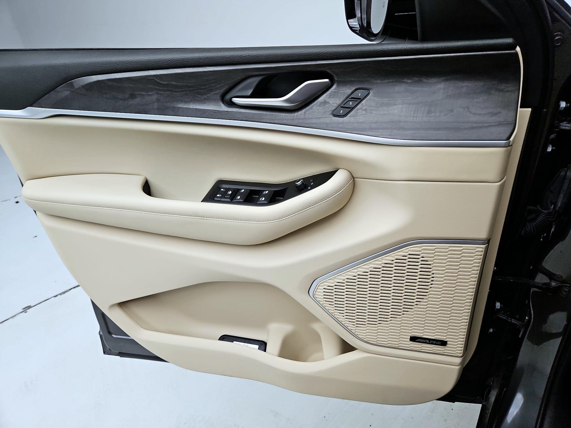 Thumbnail: 2022 Jeep Grand Cherokee - 12