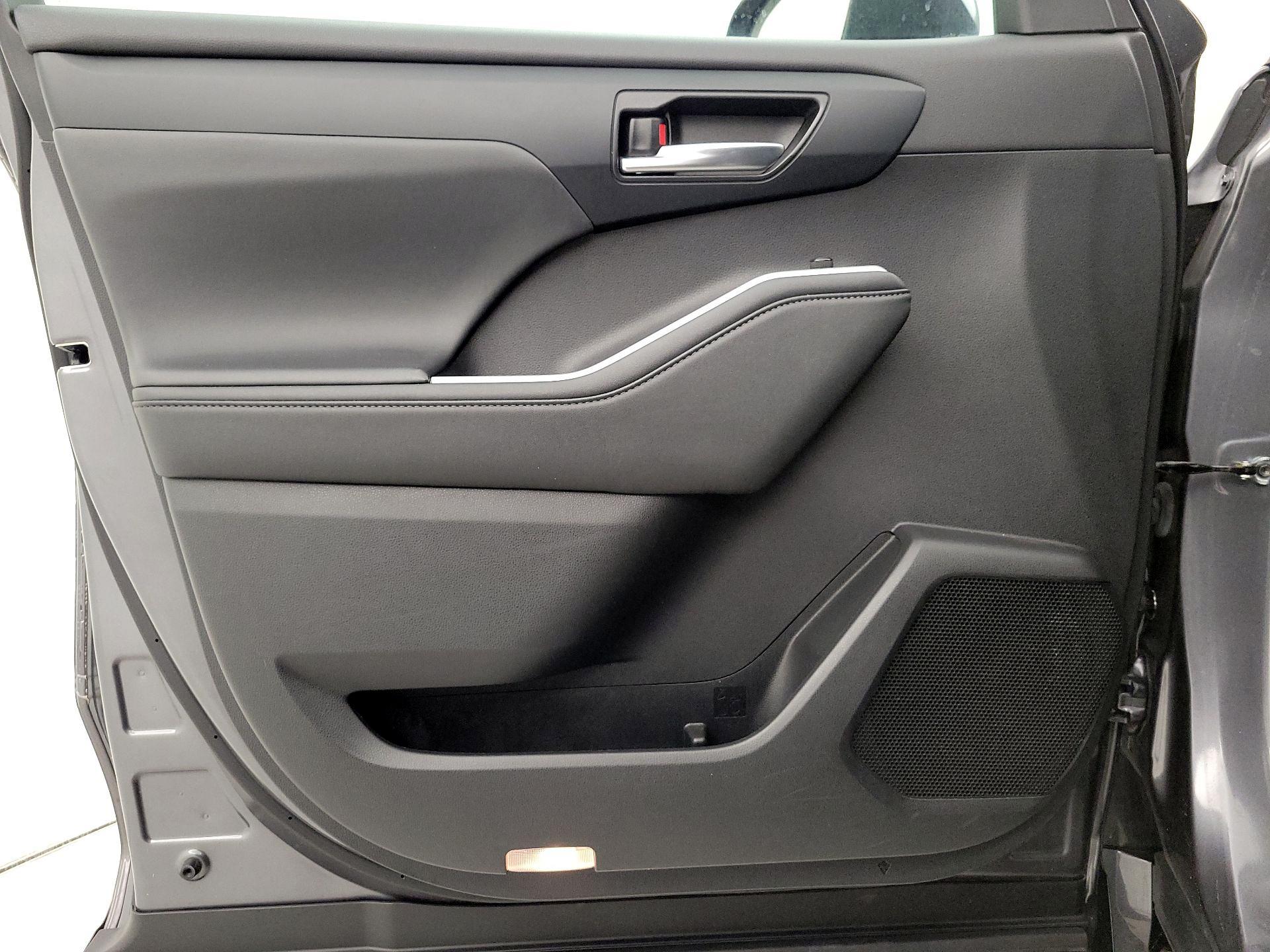 Thumbnail: 2022 Toyota Highlander - 10