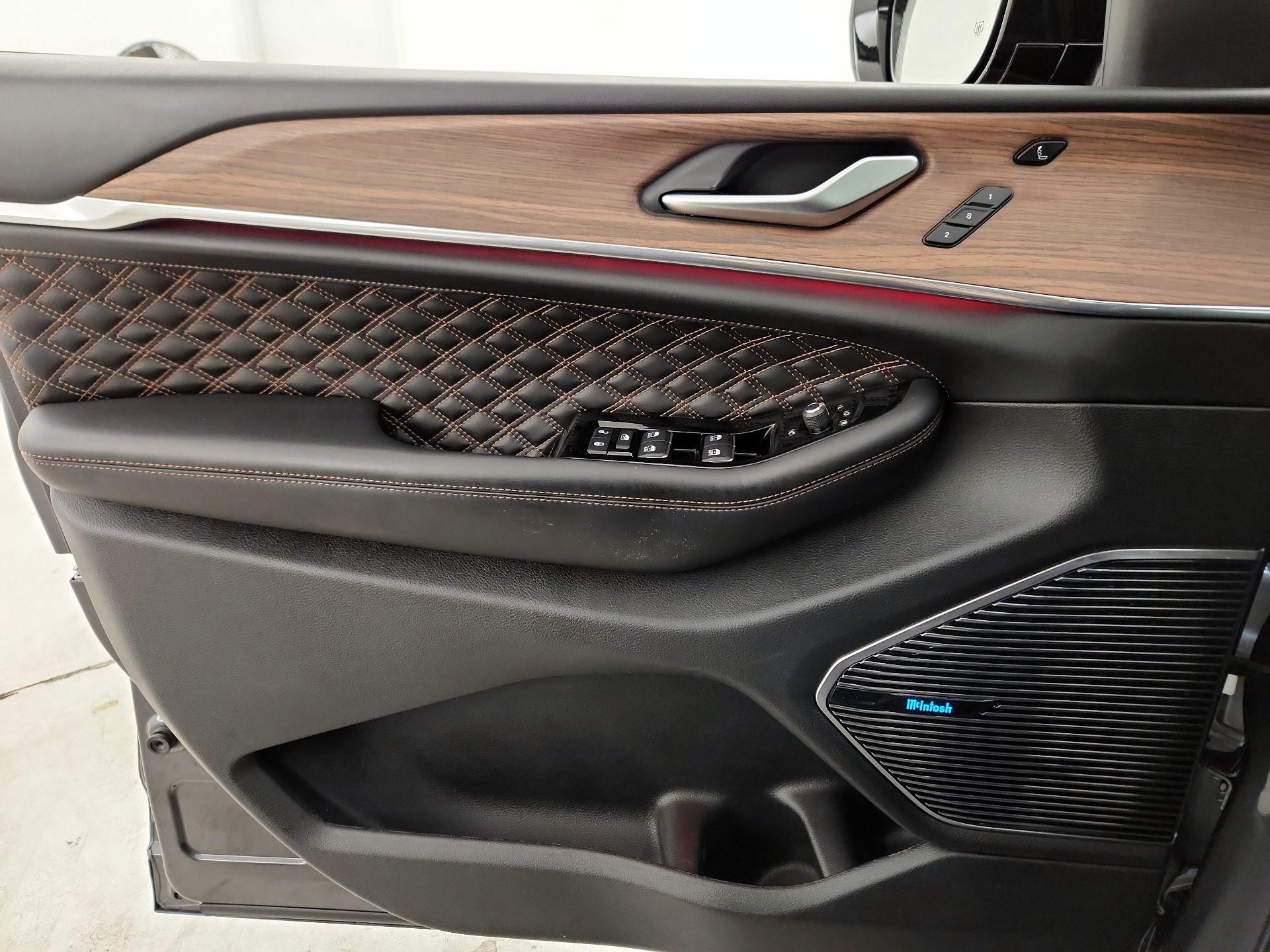 Thumbnail: 2022 Jeep Grand Cherokee - 12