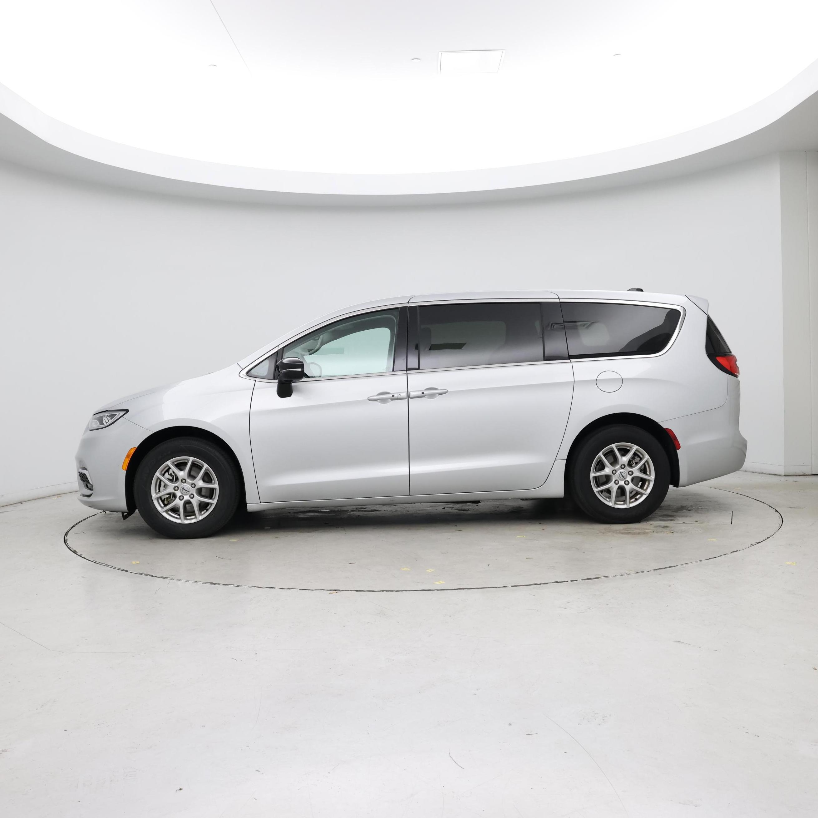 Thumbnail: 2024 Chrysler Pacifica - 3