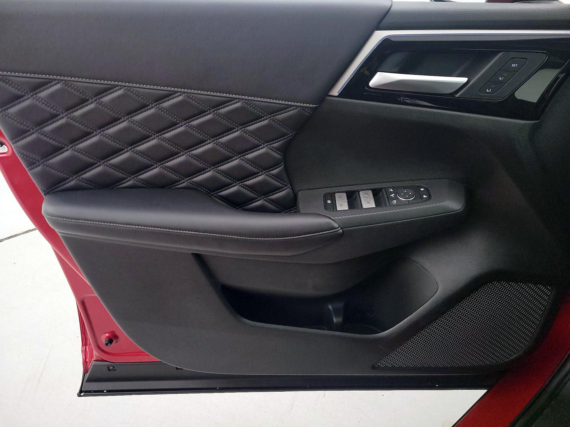 Thumbnail: 2024 Mitsubishi Outlander - 12