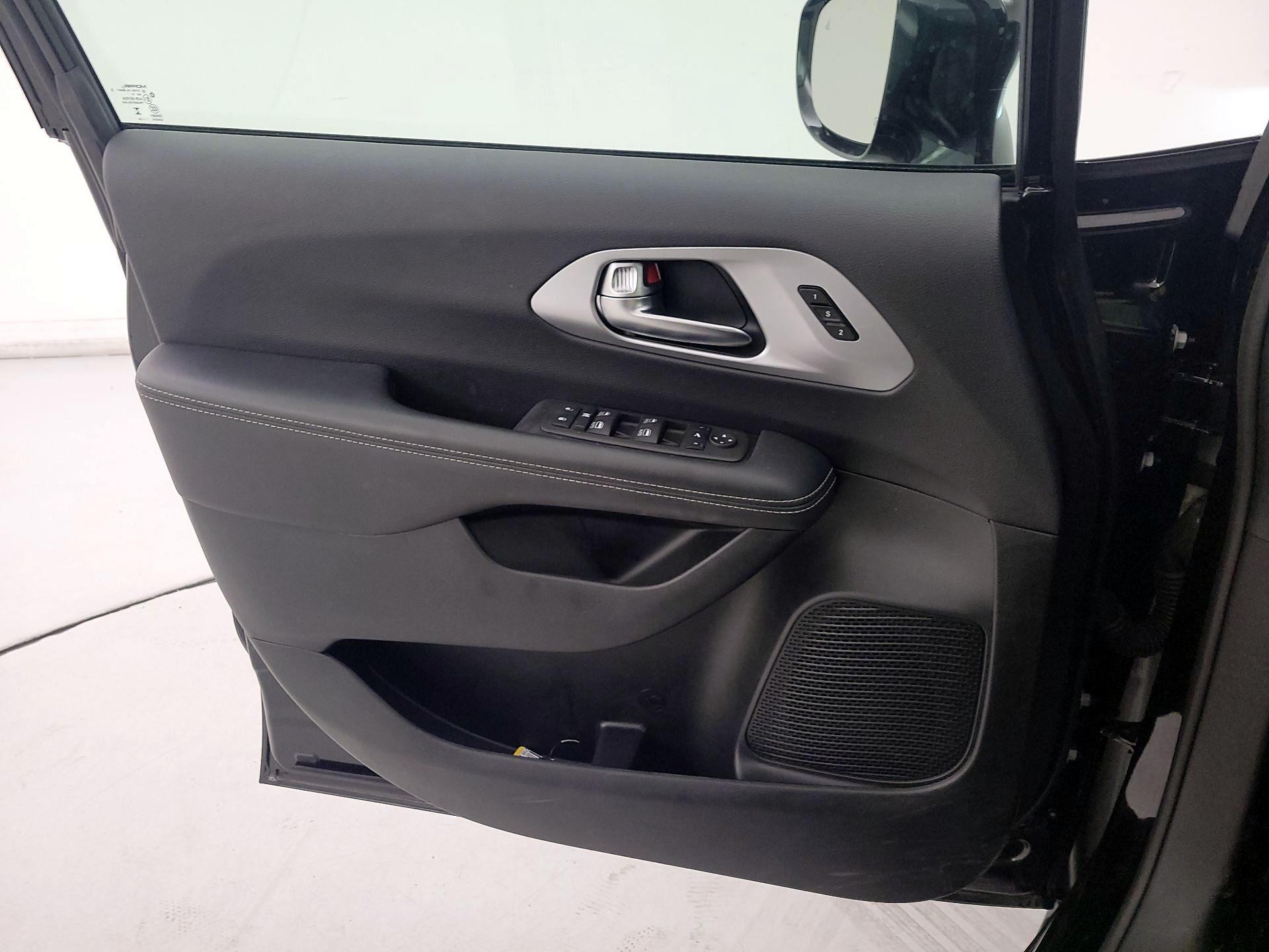 Thumbnail: 2025 Chrysler Pacifica - 12