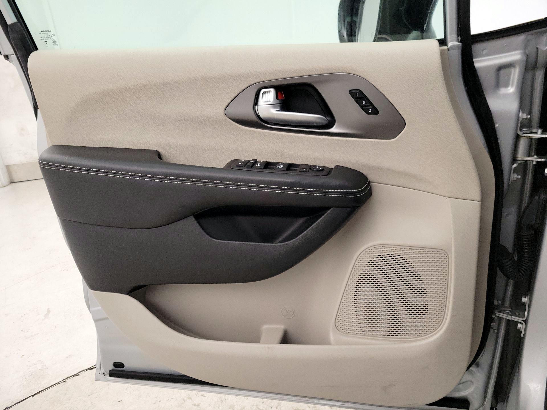 Thumbnail: 2024 Chrysler Pacifica - 12