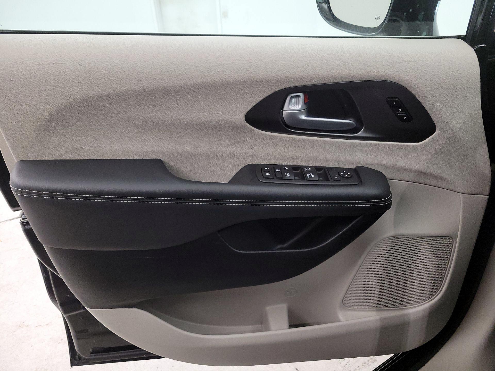 Thumbnail: 2024 Chrysler Pacifica - 12