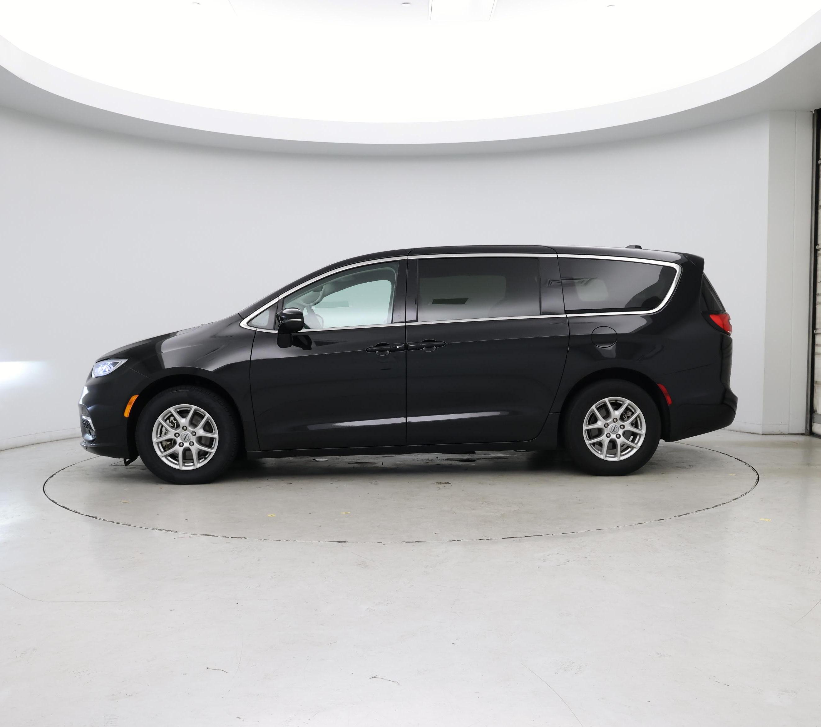 Thumbnail: 2024 Chrysler Pacifica - 3