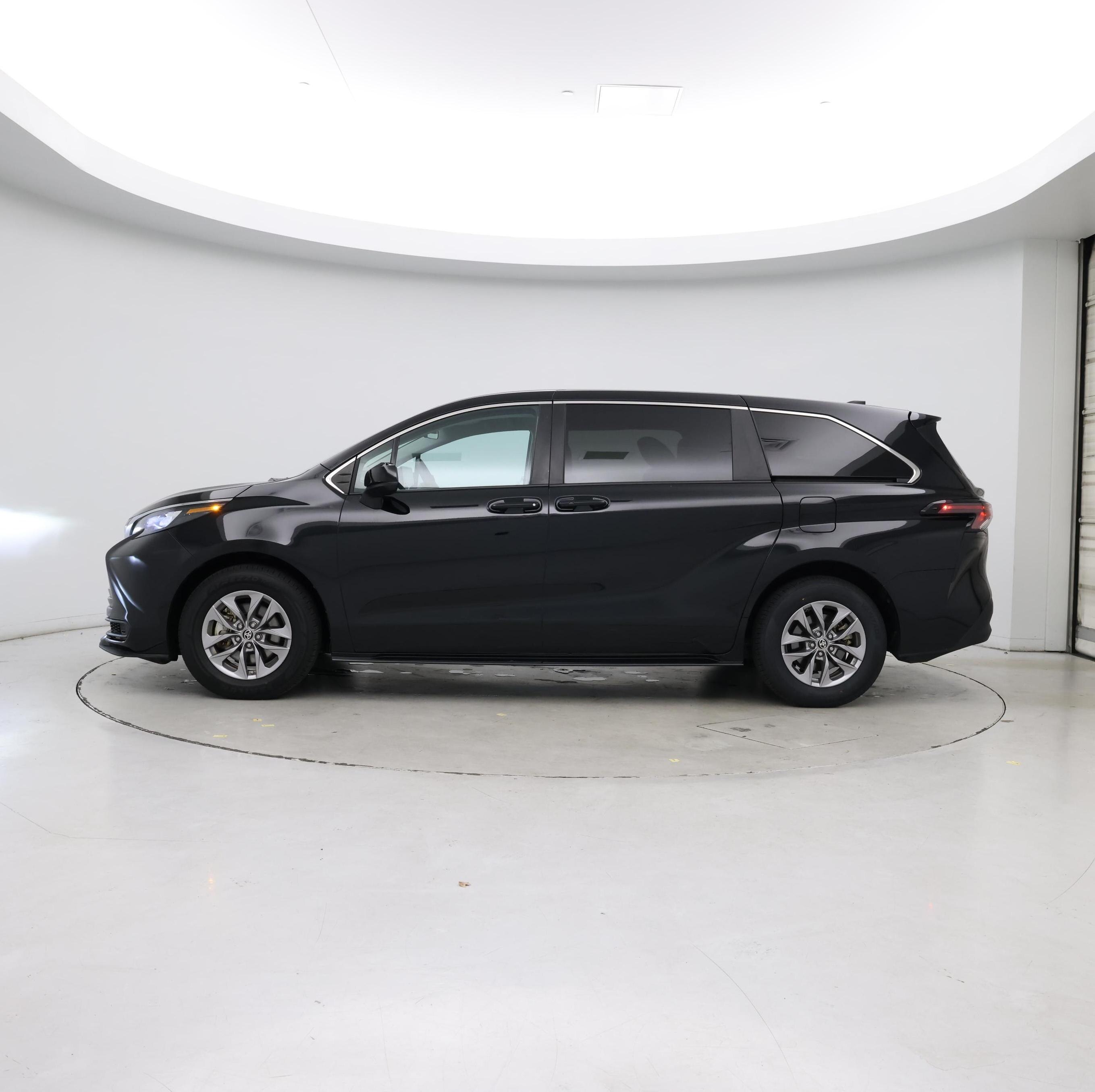Thumbnail: 2024 Toyota Sienna - 3