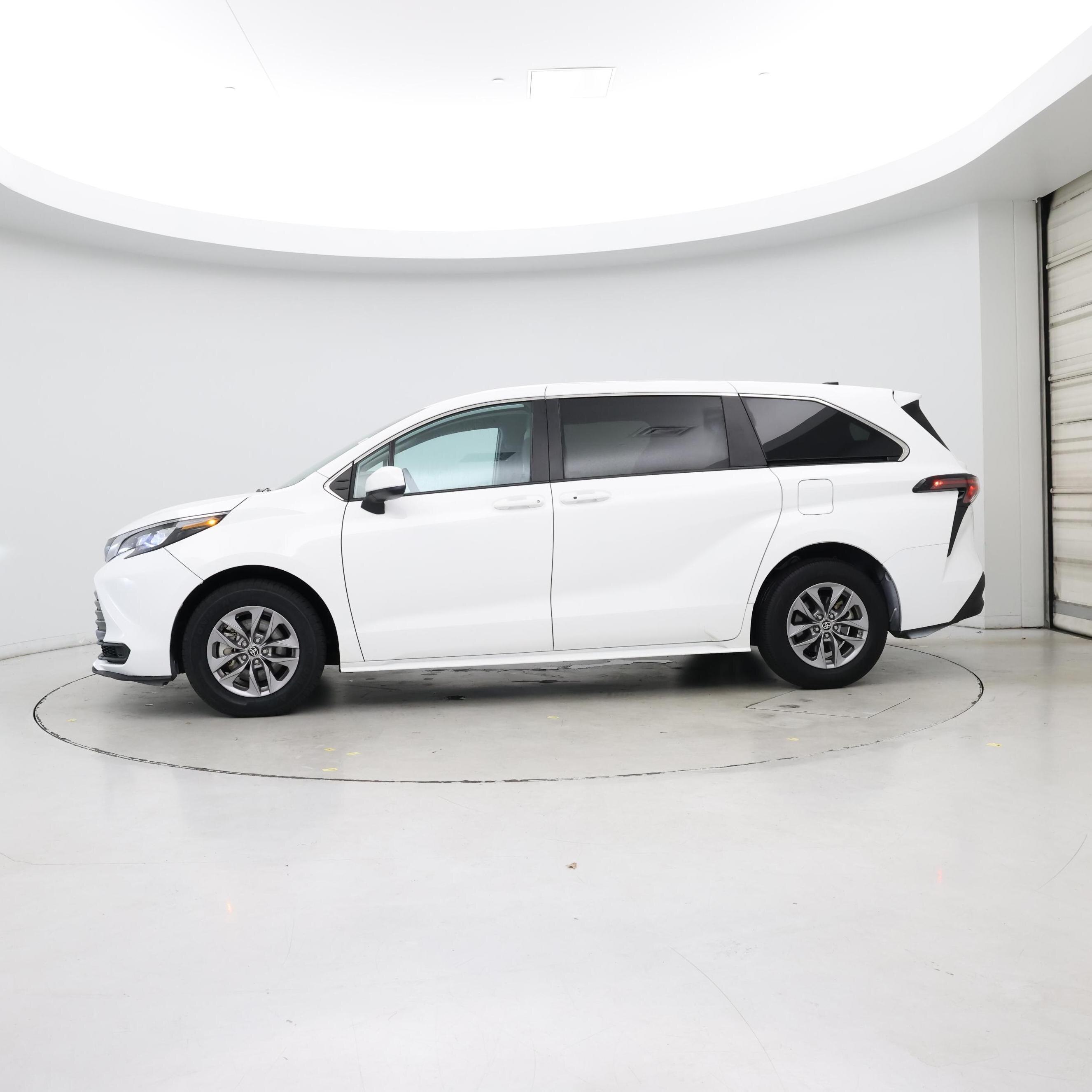 Thumbnail: 2024 Toyota Sienna - 3