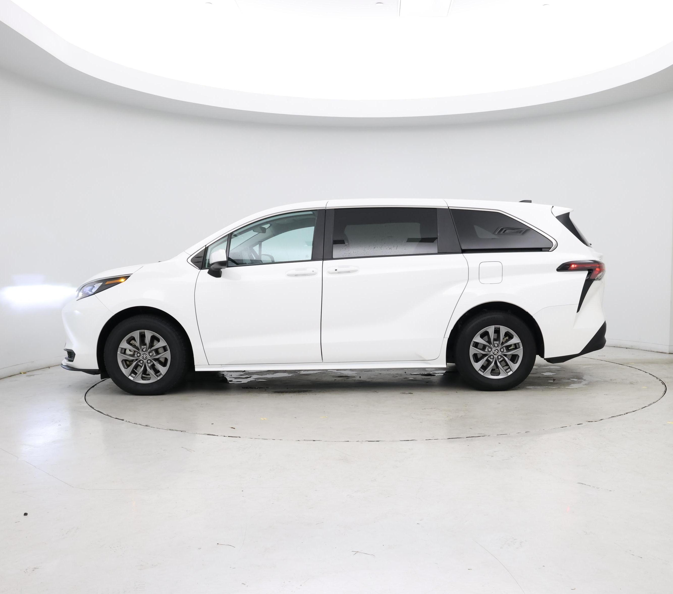 Thumbnail: 2024 Toyota Sienna - 3