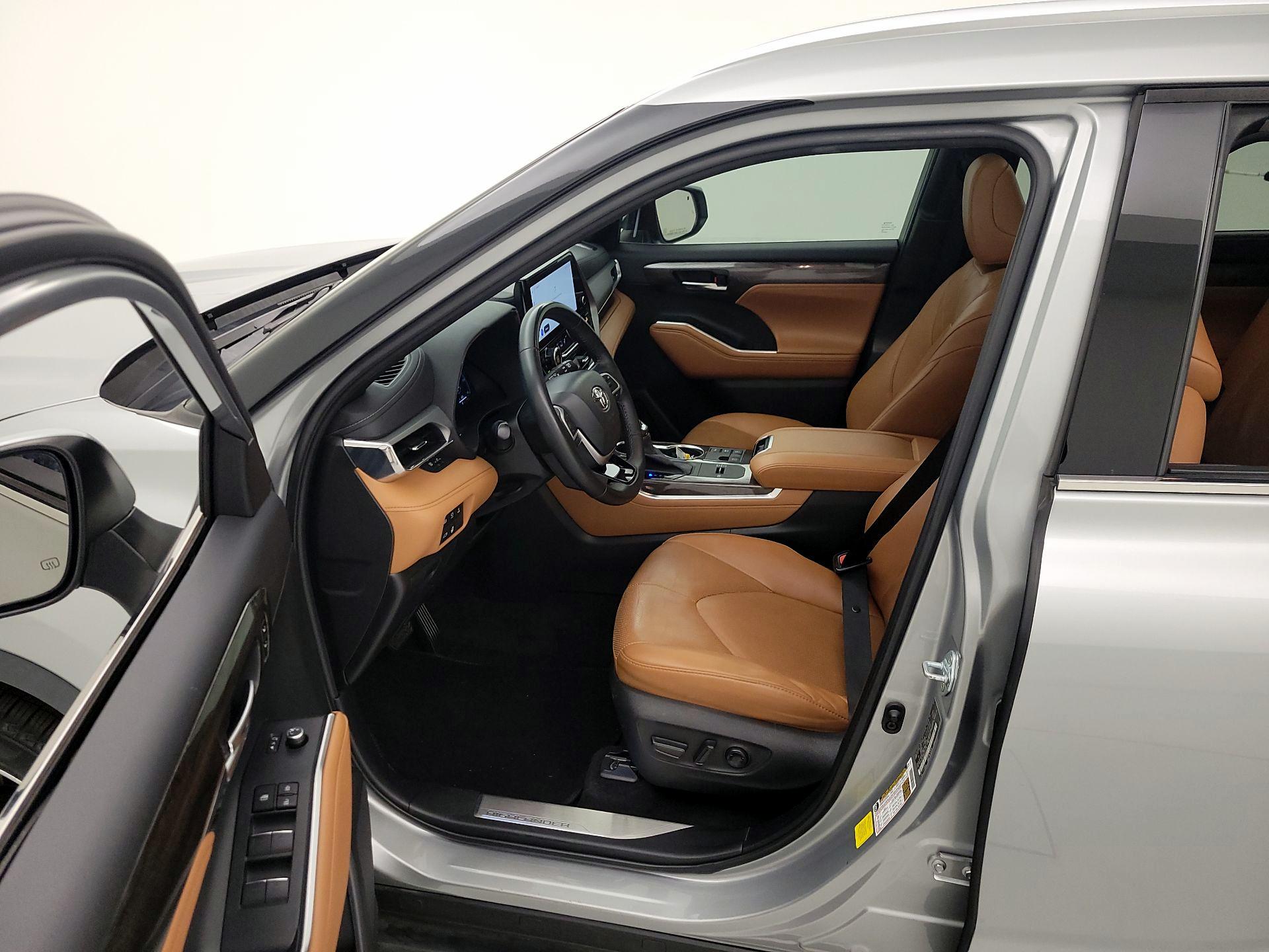 Thumbnail: 2023 Toyota Highlander - 11