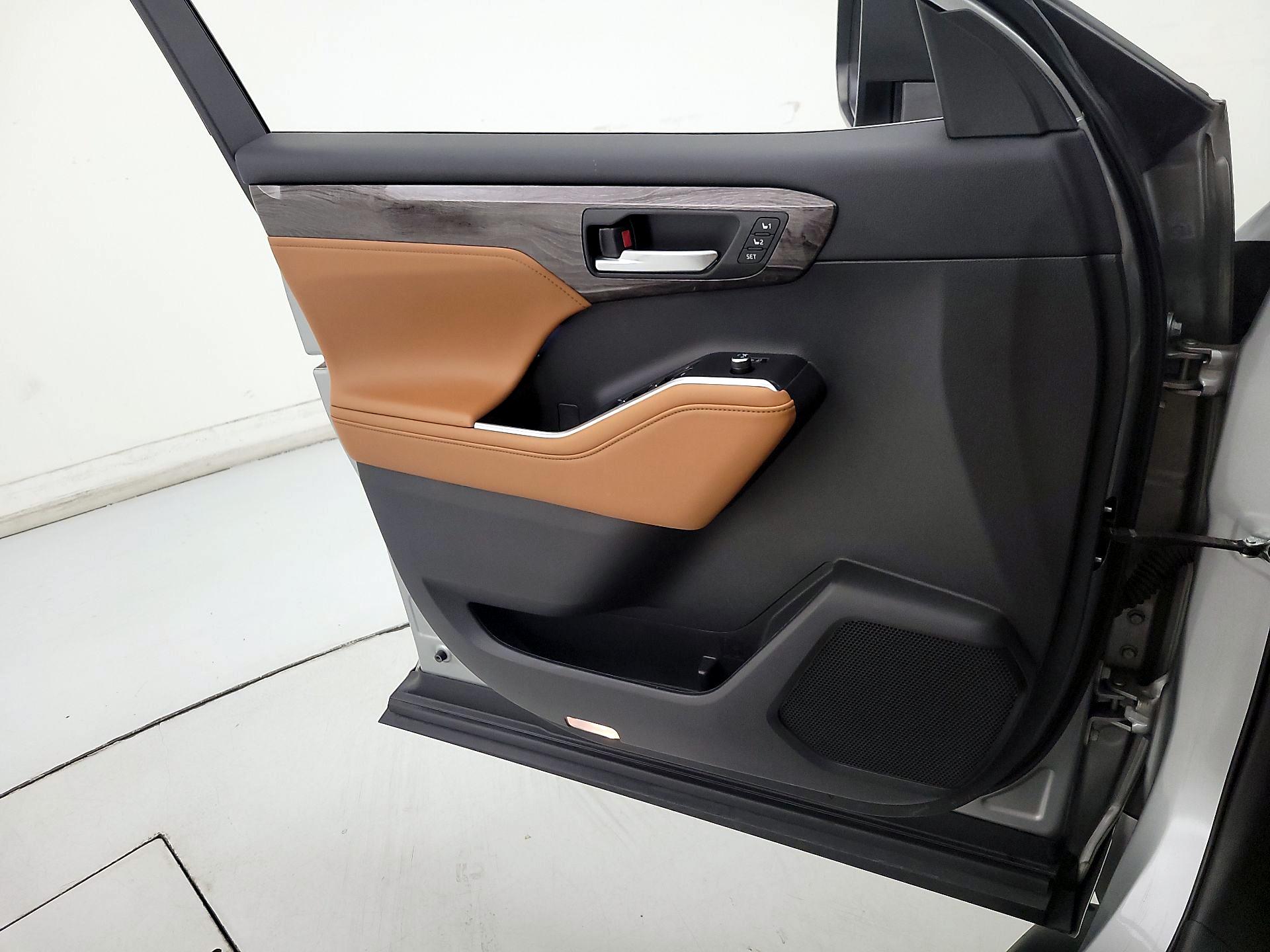 Thumbnail: 2023 Toyota Highlander - 12