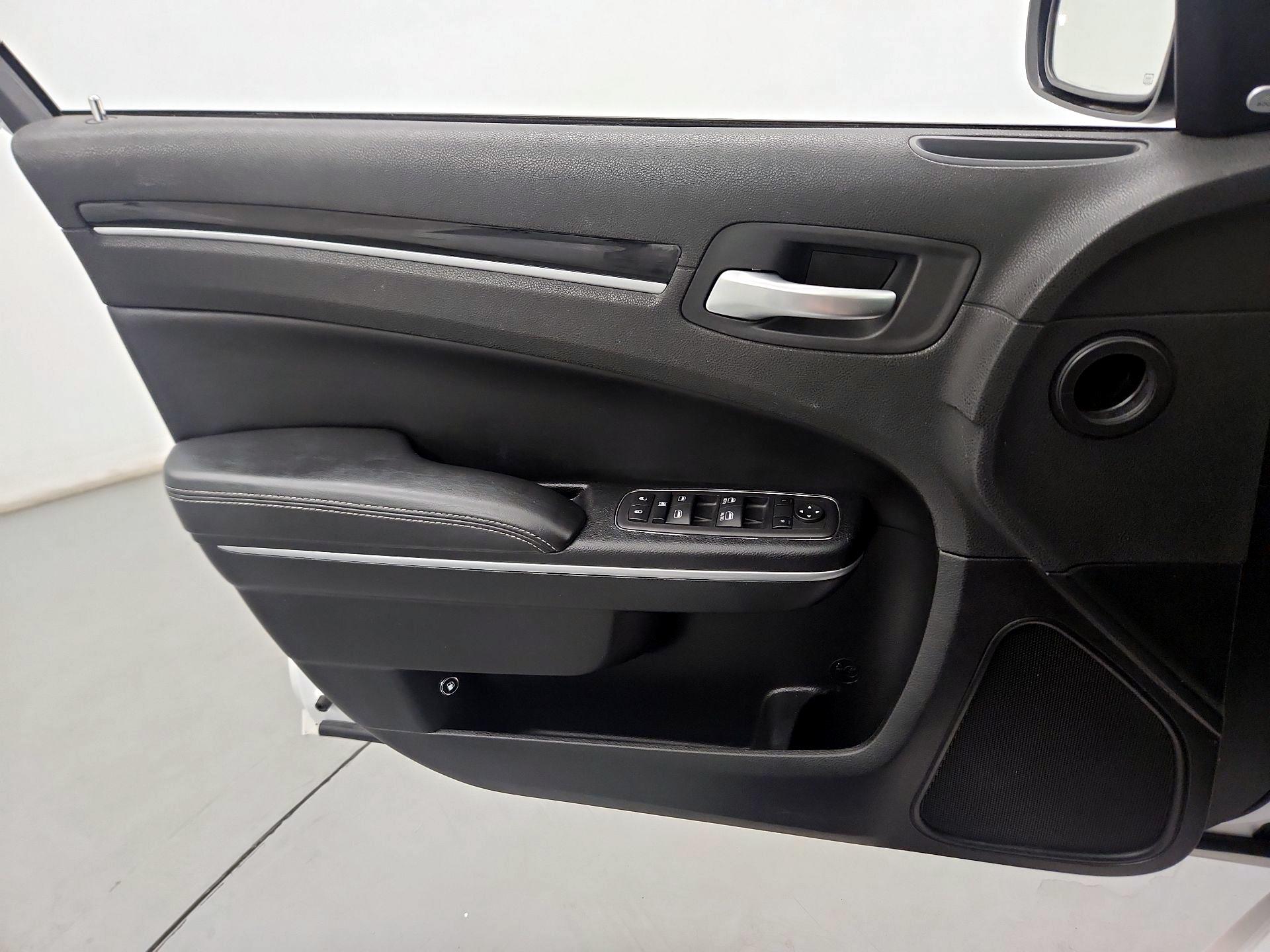 Thumbnail: 2023 Chrysler 300 - 10