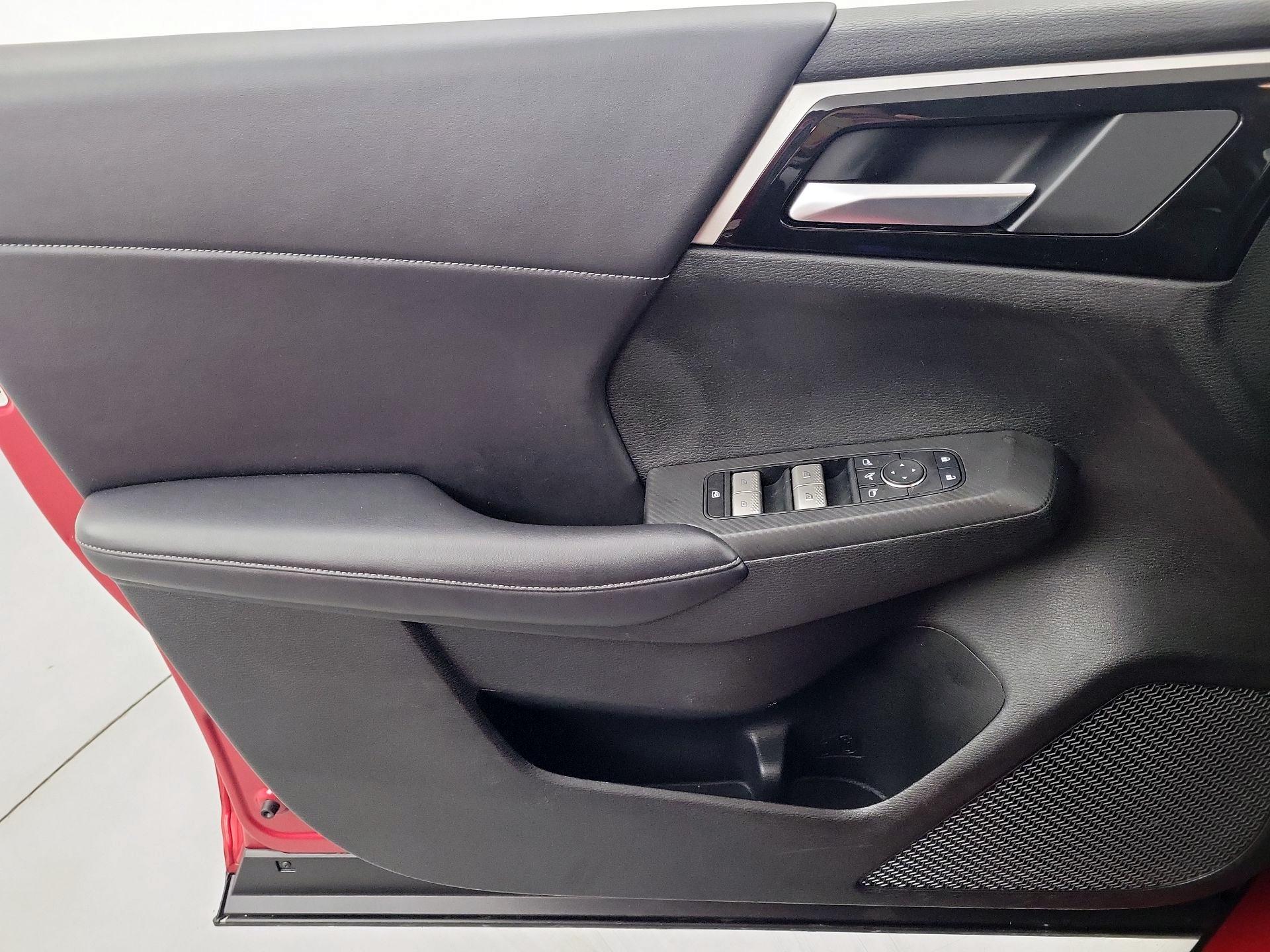 Thumbnail: 2024 Mitsubishi Outlander - 10