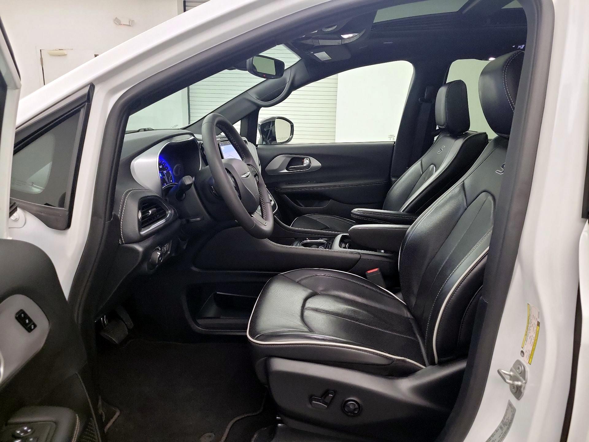 Thumbnail: 2025 Chrysler Pacifica - 9