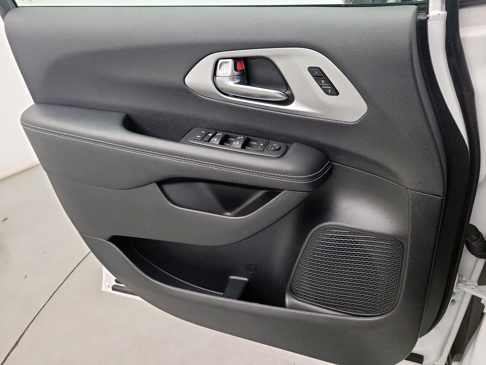 Thumbnail: 2025 Chrysler Pacifica - 10